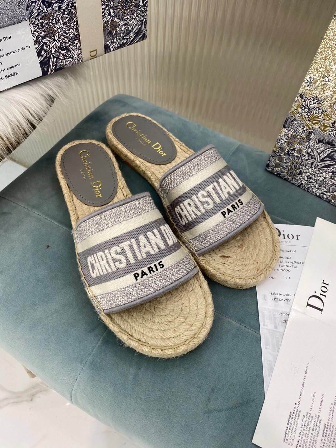 Christian Dior Granville Espadrille i broderad canvas med platta sandaler i grått och vitt