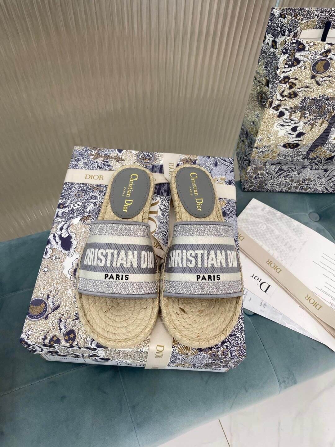 Christian Dior Granville Espadrille i broderad canvas med platta sandaler i grått och vitt