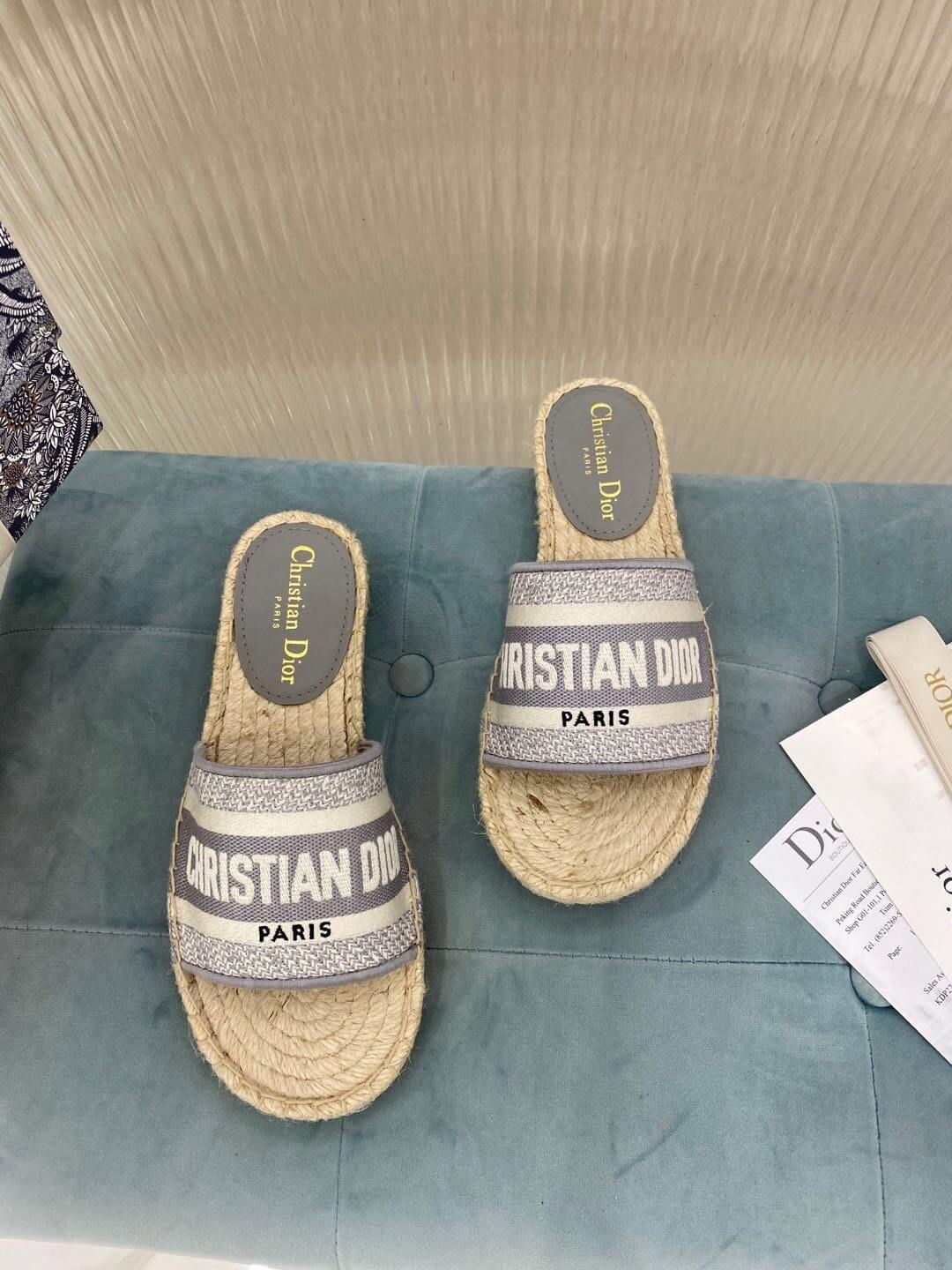 Christian Dior Granville Espadrille i broderad canvas med platta sandaler i grått och vitt