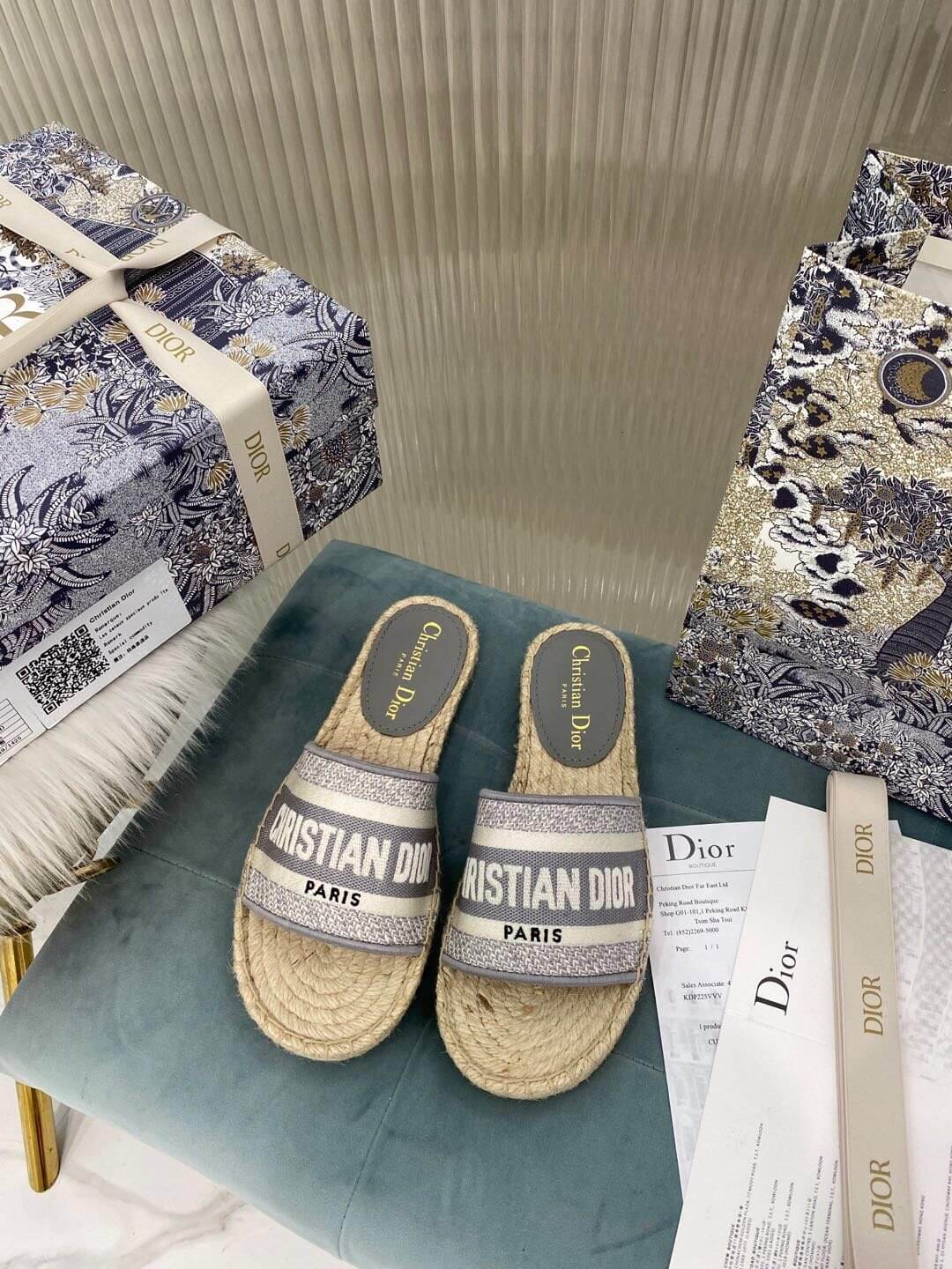 Christian Dior Granville Espadrille i broderad canvas med platta sandaler i grått och vitt