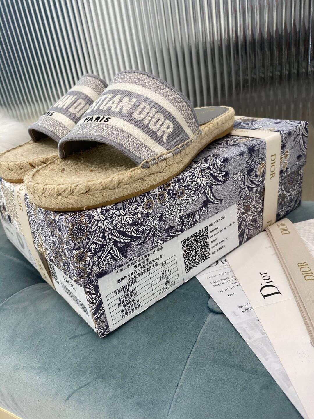 Christian Dior Granville Espadrille i broderad canvas med platta sandaler i grått och vitt