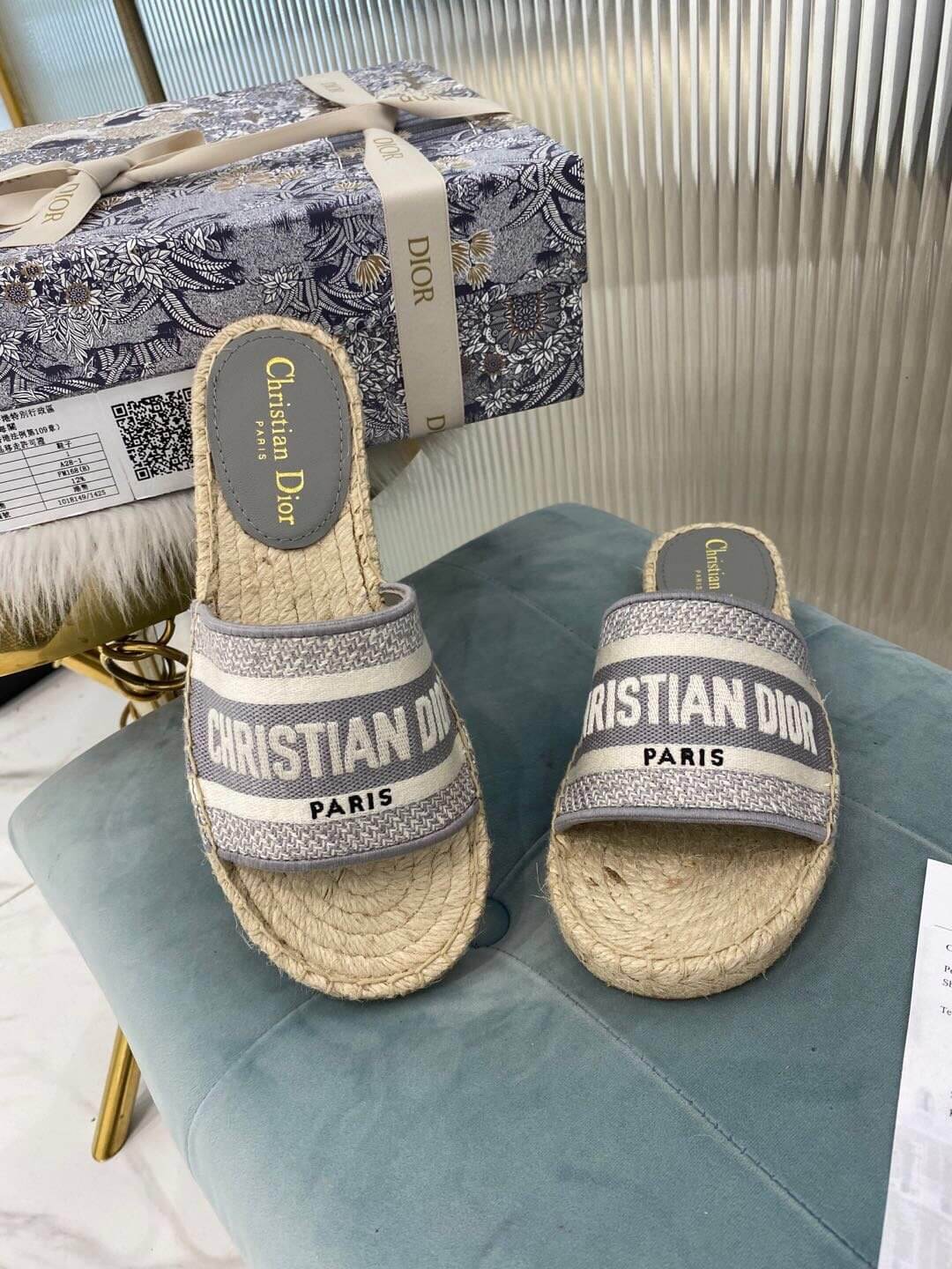 Christian Dior Granville Espadrille i broderad canvas med platta sandaler i grått och vitt