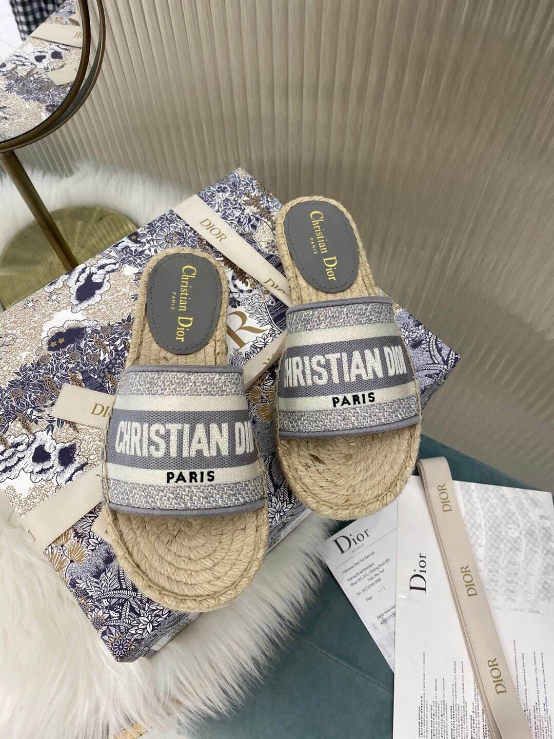 Christian Dior Granville Espadrille i broderad canvas med platta sandaler i grått och vitt