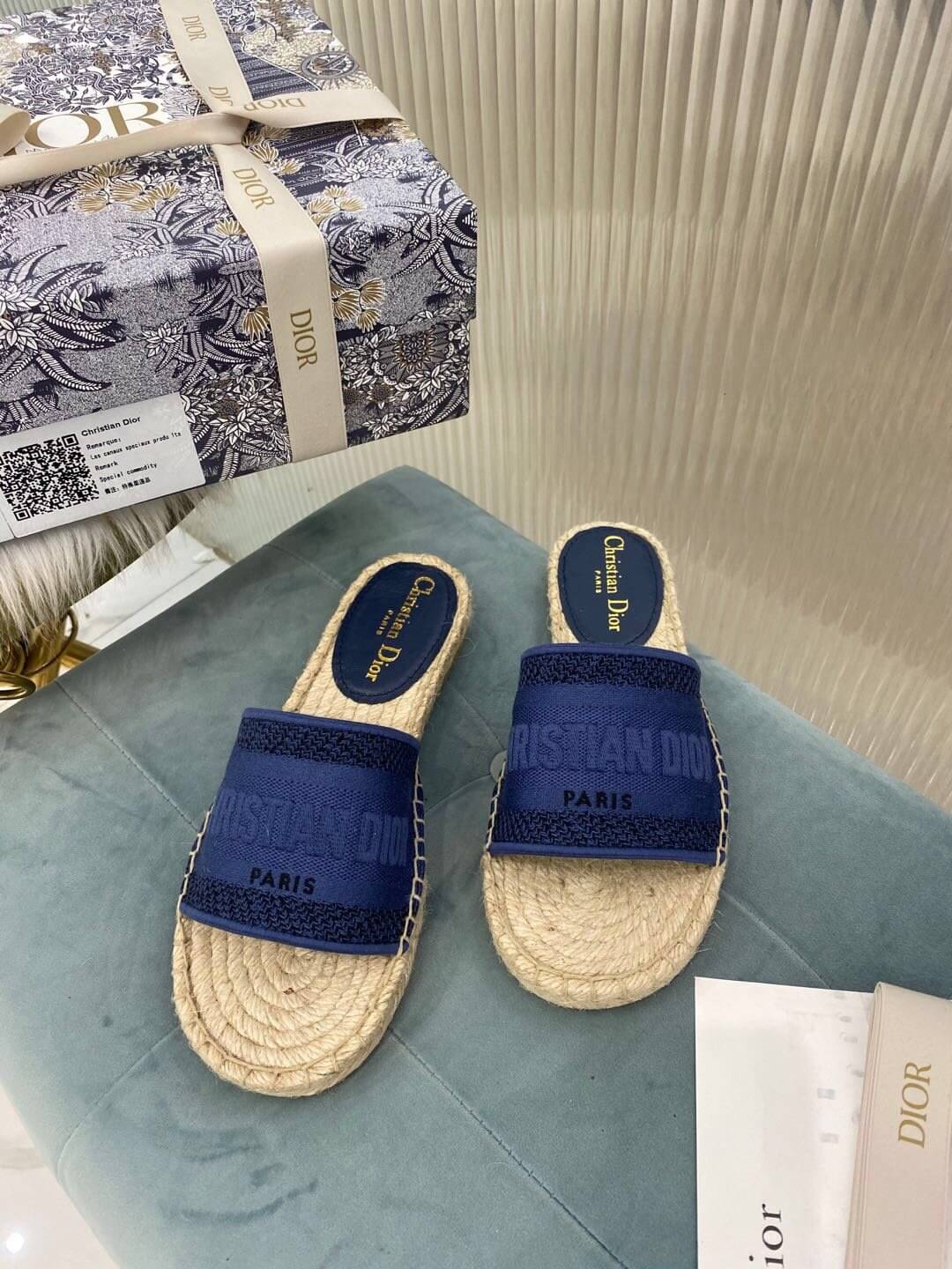 Sandali piatti con zeppa e zeppa in tela ricamata Granville di Christian Dior, blu navy