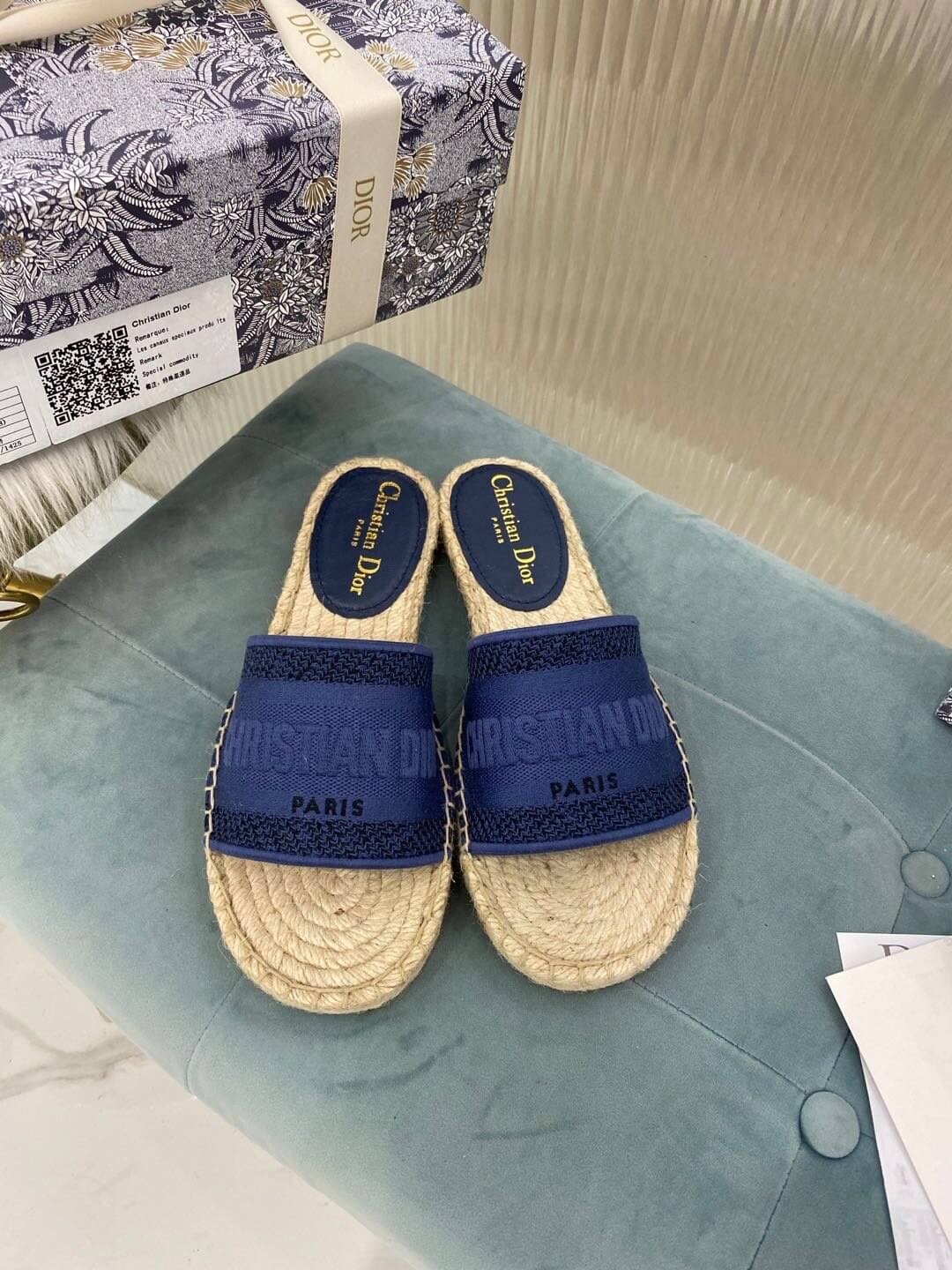 Sandali piatti con zeppa e zeppa in tela ricamata Granville di Christian Dior, blu navy