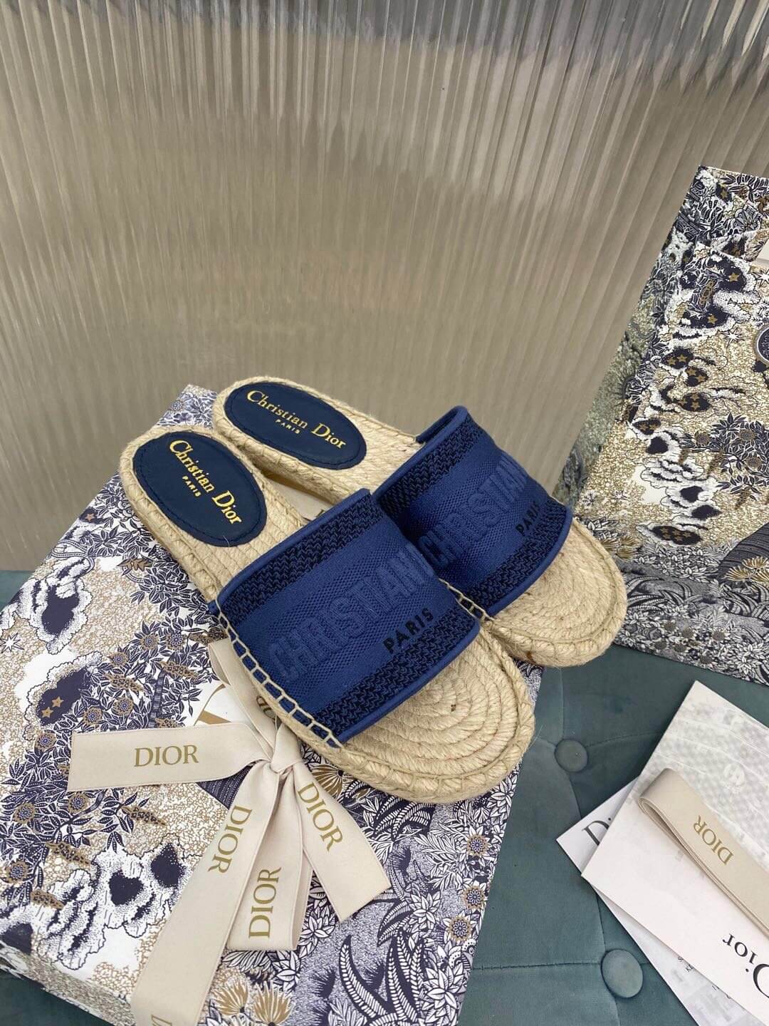 Sandali piatti con zeppa e zeppa in tela ricamata Granville di Christian Dior, blu navy