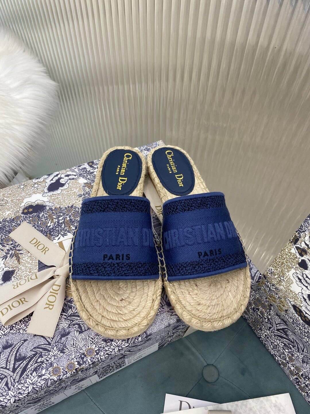 Sandali piatti con zeppa e zeppa in tela ricamata Granville di Christian Dior, blu navy