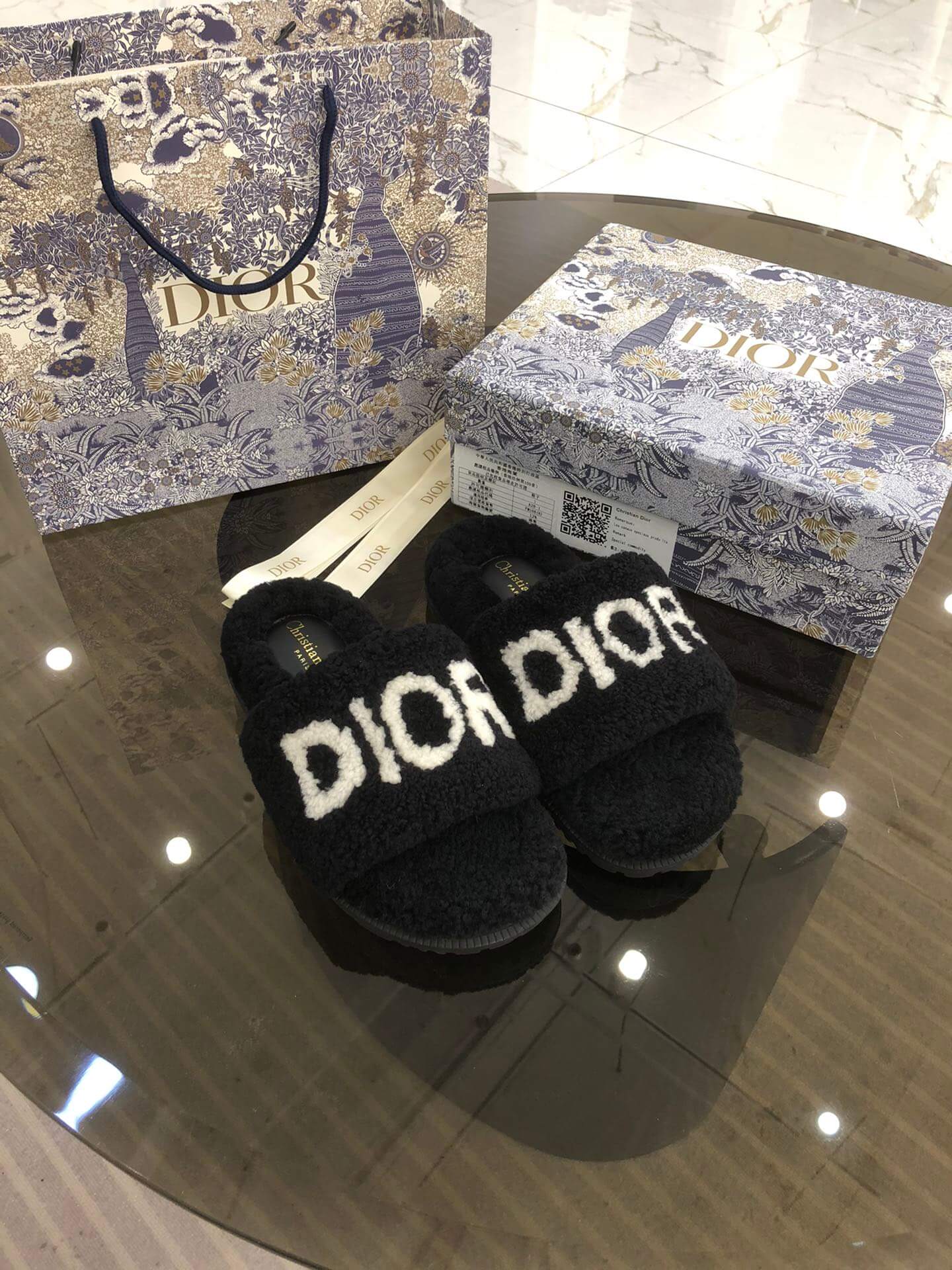 Sandale Christian Dior Dway negre din blană de shearling cu logo alb
