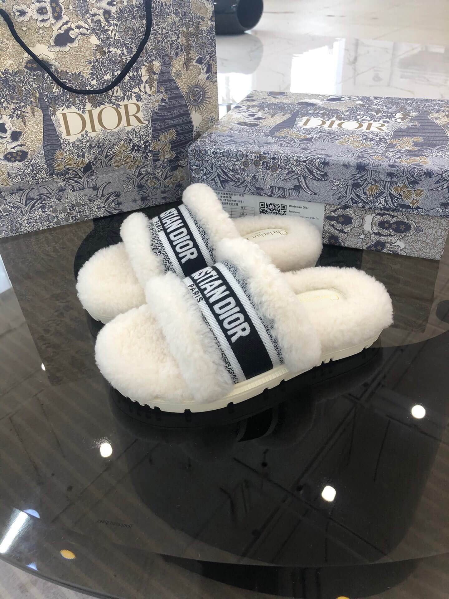Sandale Christian Dior Dway negre și albe cu blană de shearling și logo