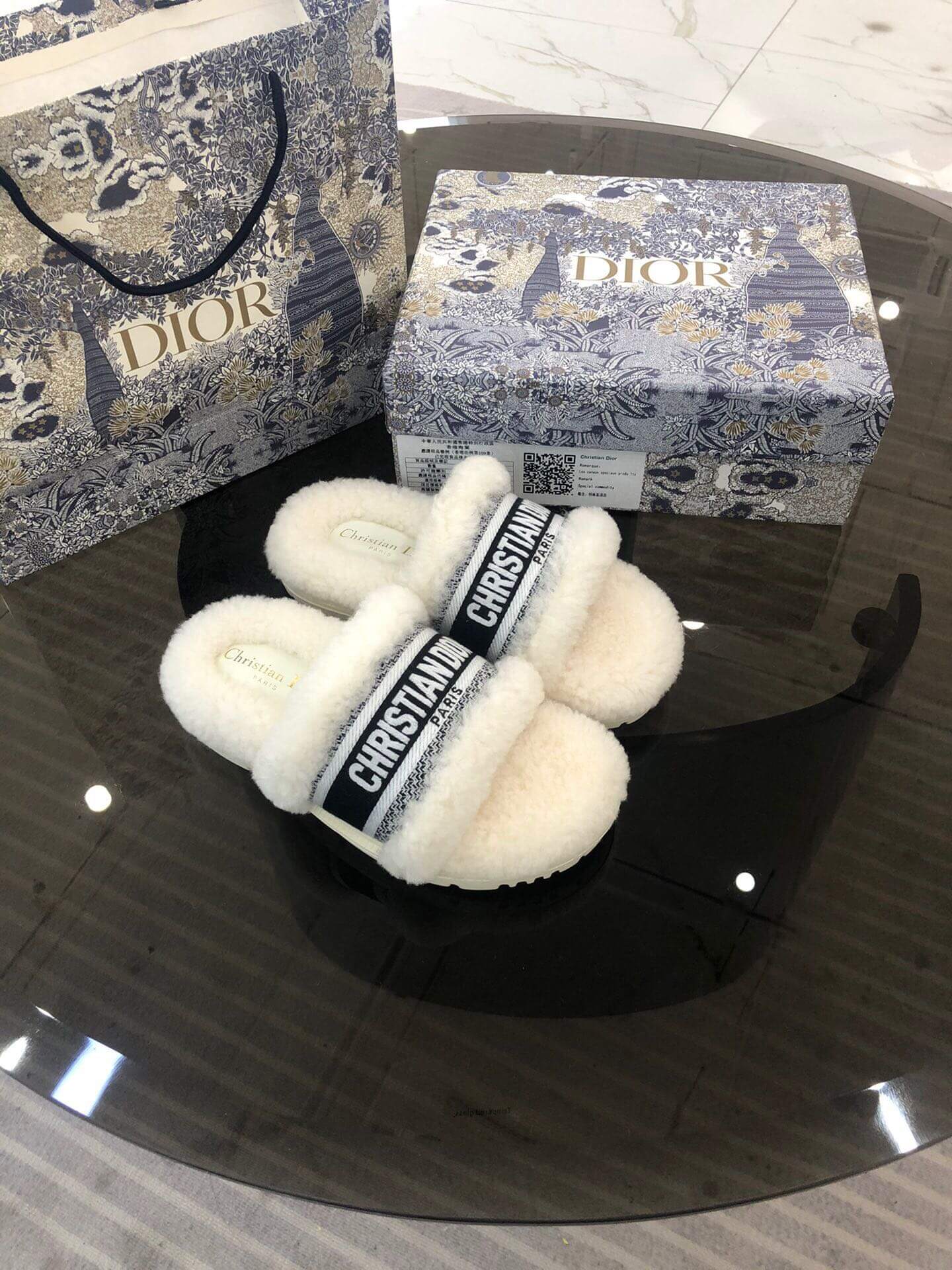 Sandale Christian Dior Dway negre și albe cu blană de shearling și logo