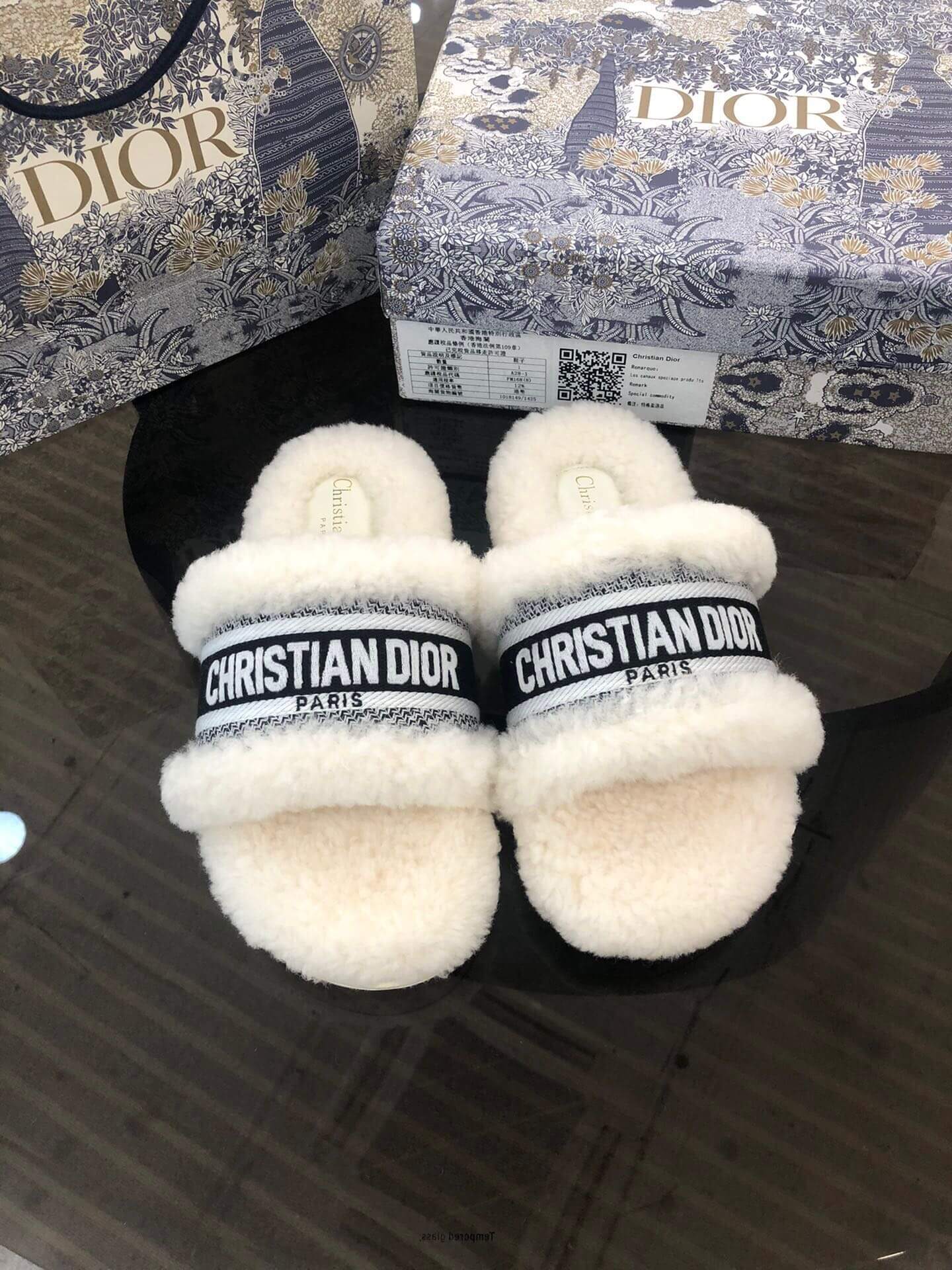Sandale Christian Dior Dway negre și albe cu blană de shearling și logo