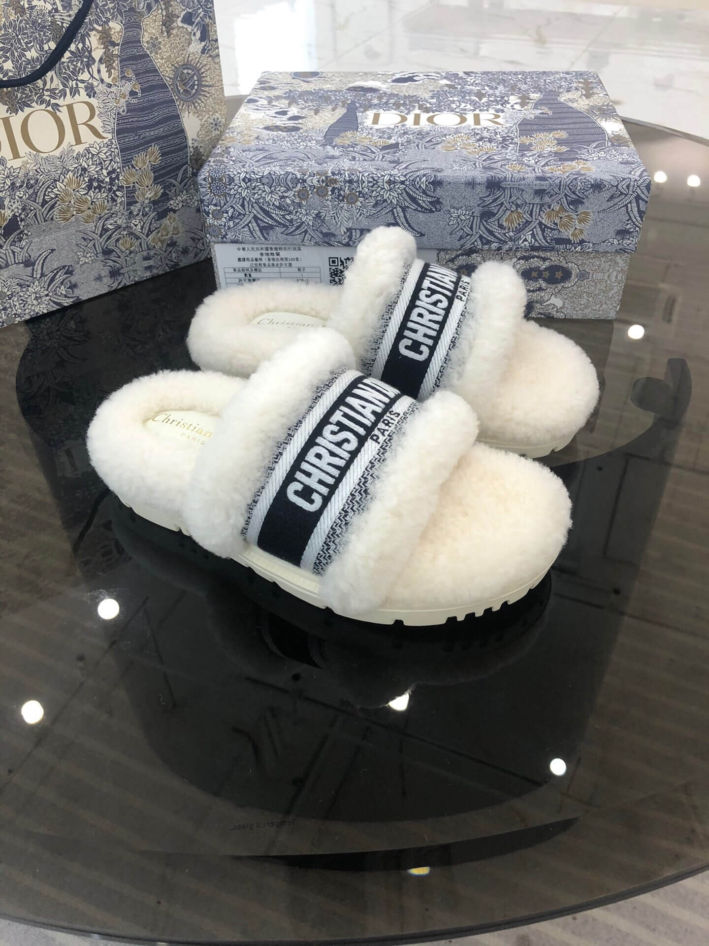 Sandale Christian Dior Dway negre și albe cu blană de shearling și logo