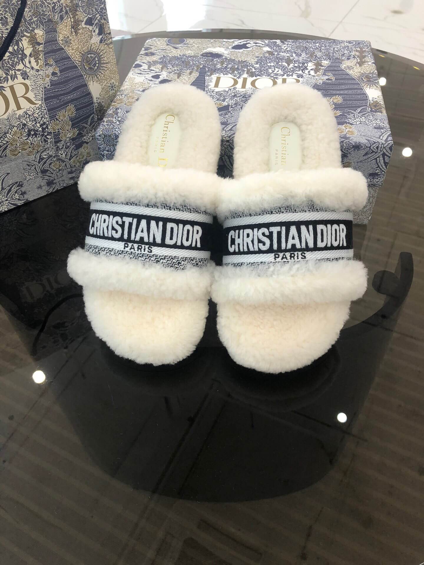 Sandale Christian Dior Dway negre și albe cu blană de shearling și logo