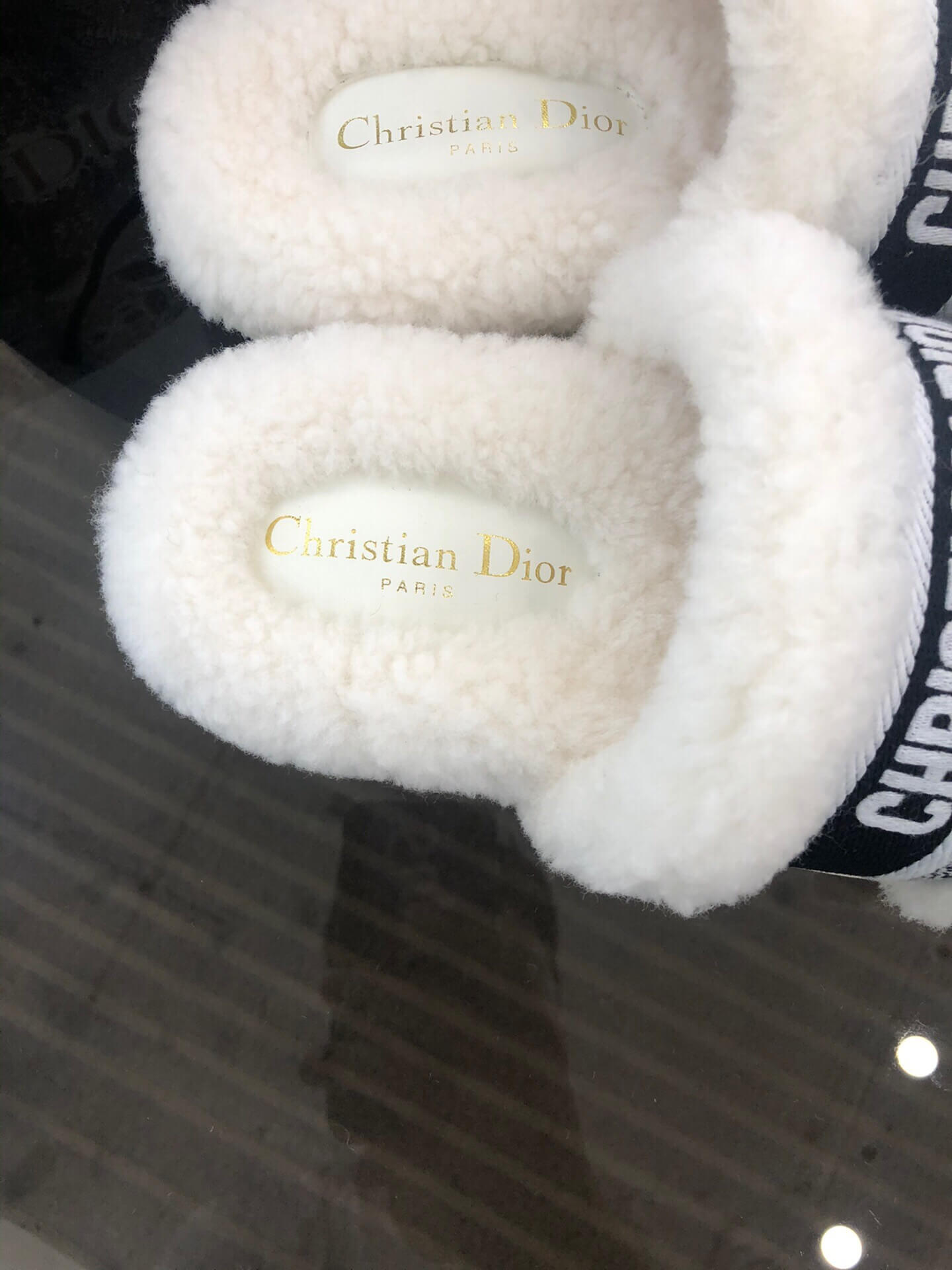 Sandale Christian Dior Dway negre și albe cu blană de shearling și logo