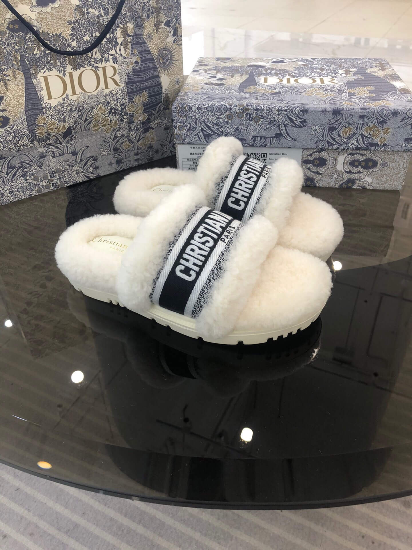 Sandale Christian Dior Dway negre și albe cu blană de shearling și logo