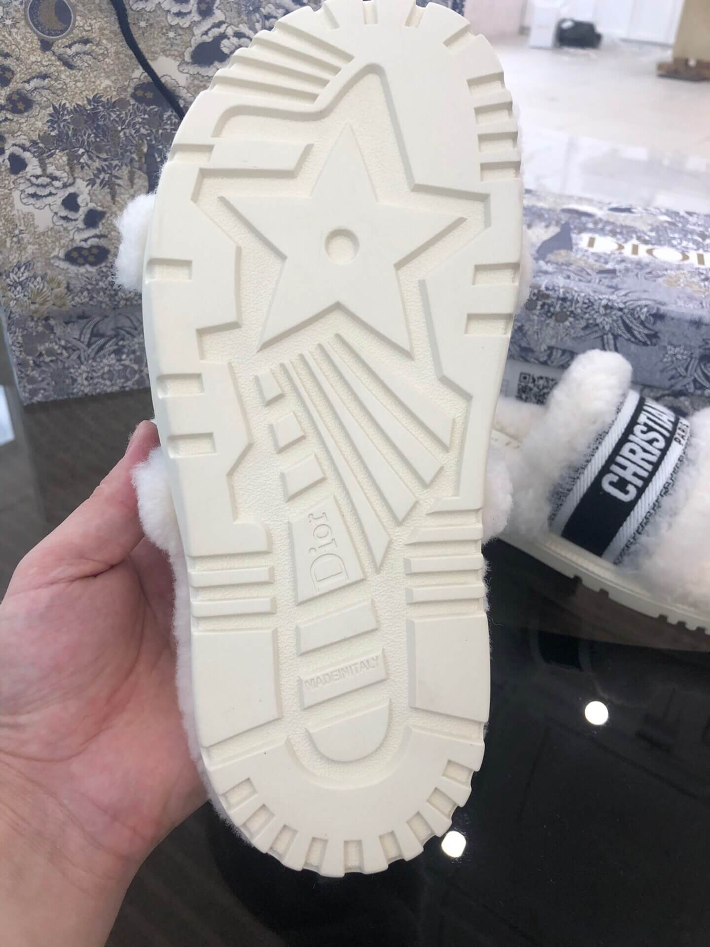 Sandale Christian Dior Dway negre și albe cu blană de shearling și logo