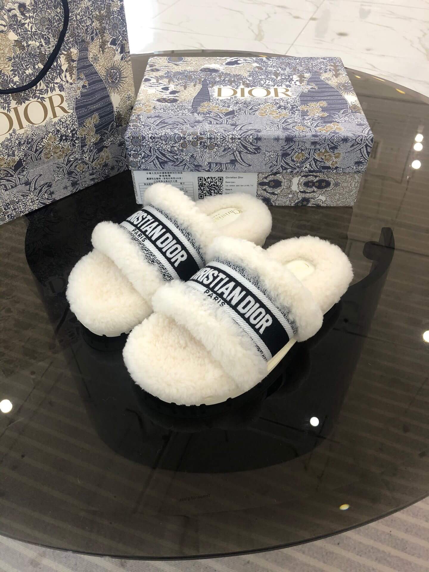 Sandale Christian Dior Dway negre și albe cu blană de shearling și logo