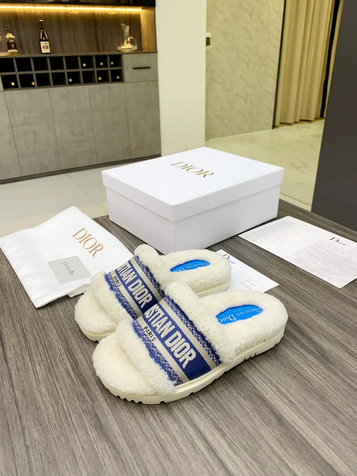 Sandales compensées Christian Dior Dway en fourrure lainée bleue et blanche avec logo