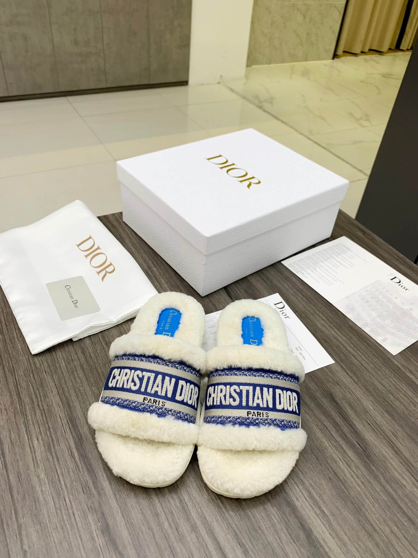 Sandales compensées Christian Dior Dway en fourrure lainée bleue et blanche avec logo