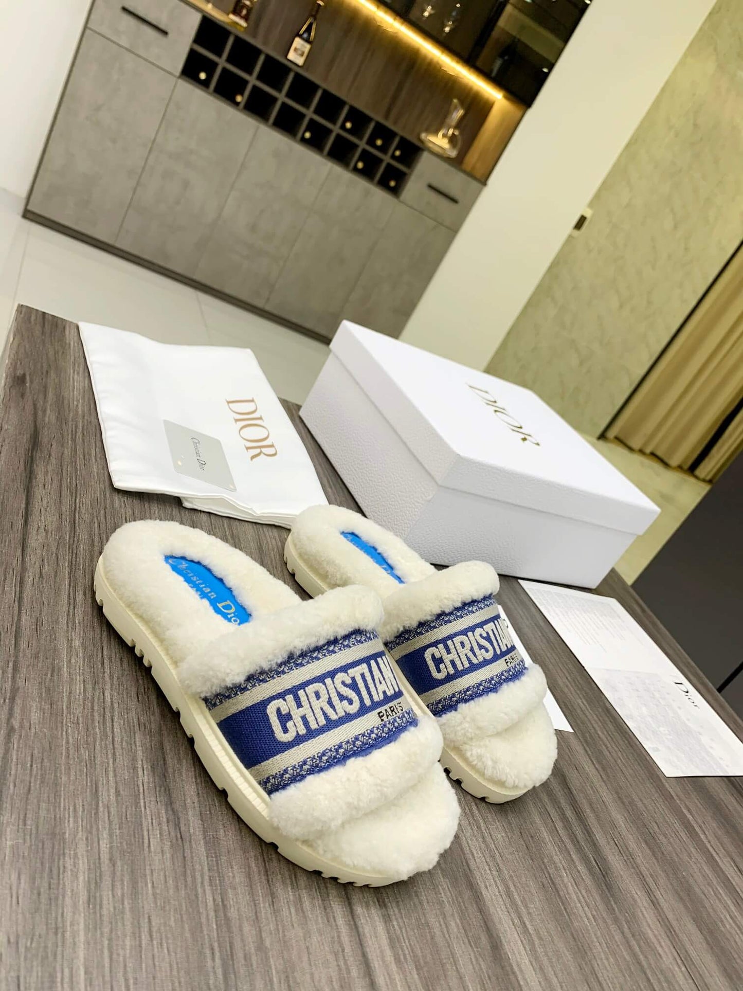 Sandales compensées Christian Dior Dway en fourrure lainée bleue et blanche avec logo