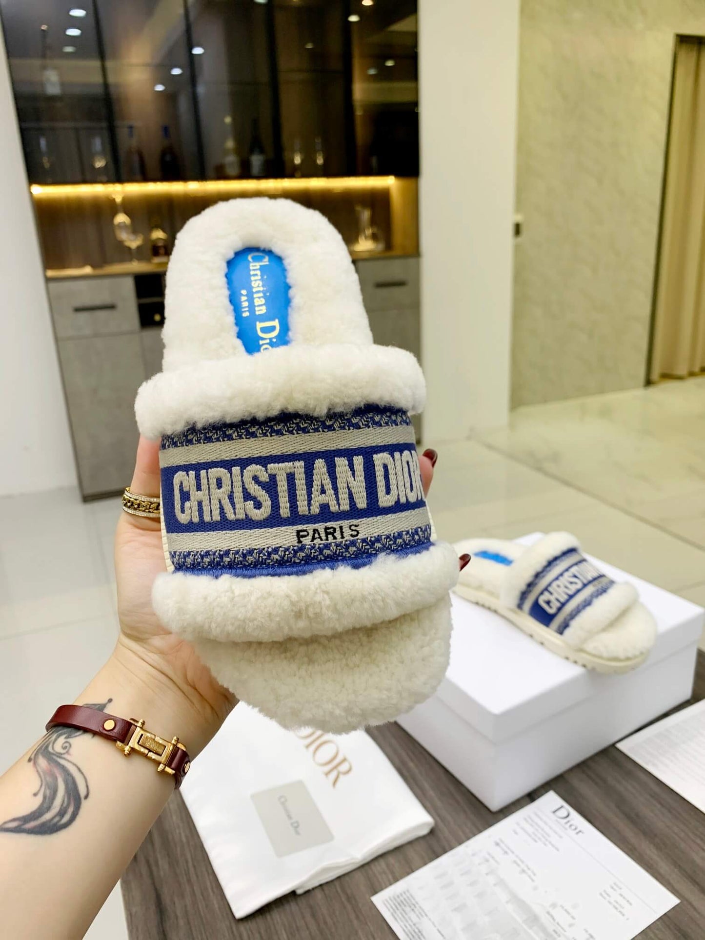 Sandales compensées Christian Dior Dway en fourrure lainée bleue et blanche avec logo