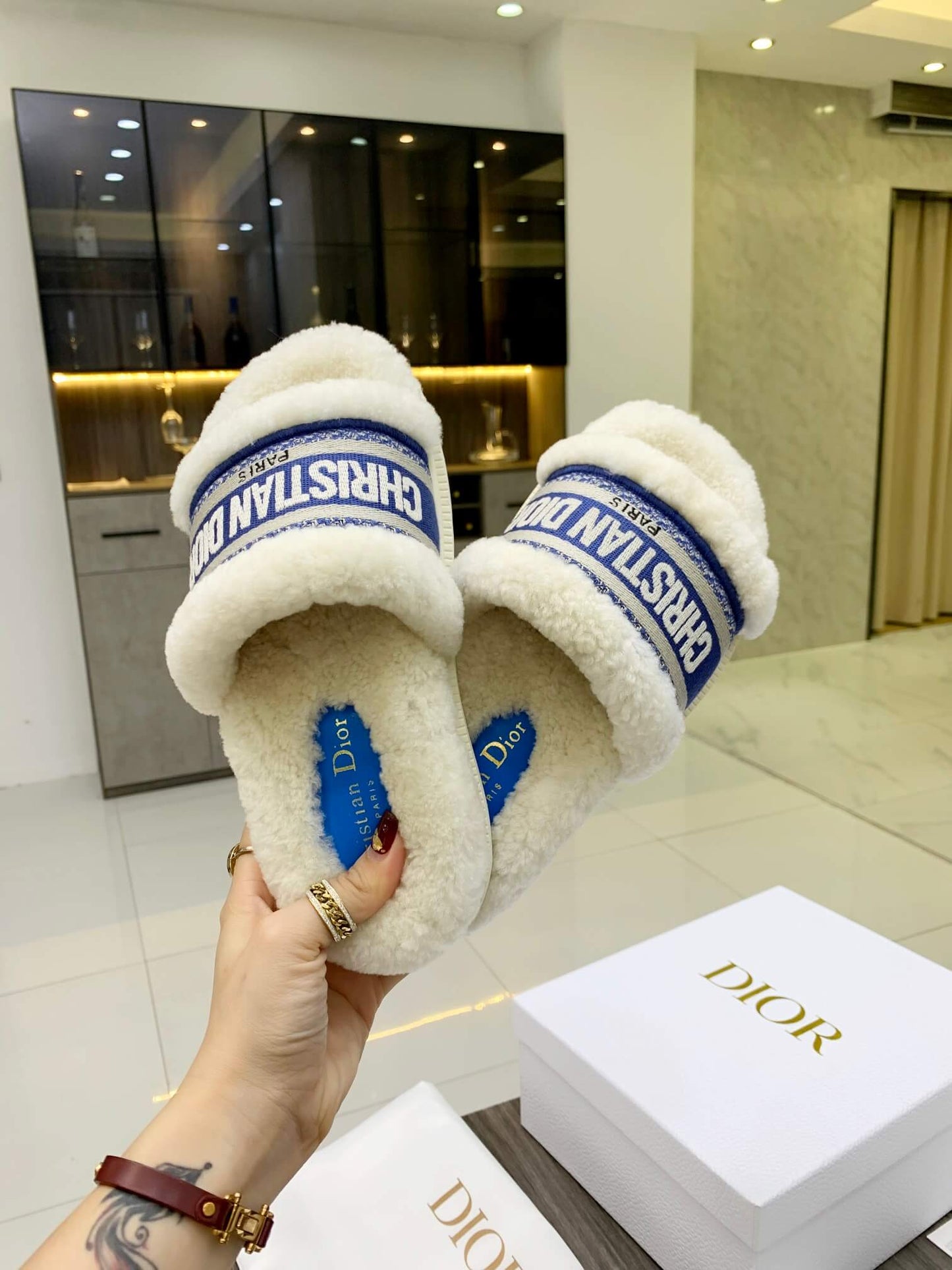 Sandales compensées Christian Dior Dway en fourrure lainée bleue et blanche avec logo