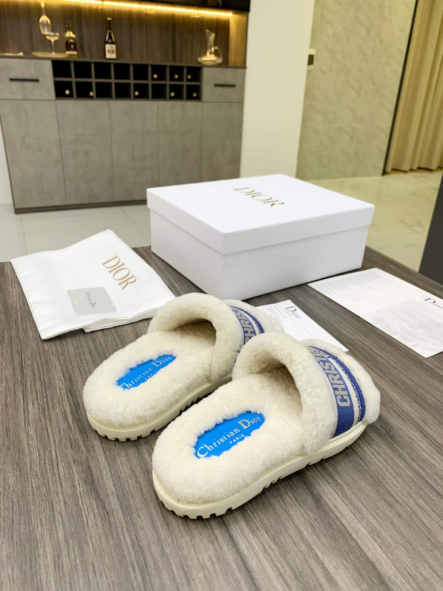 Sandales compensées Christian Dior Dway en fourrure lainée bleue et blanche avec logo