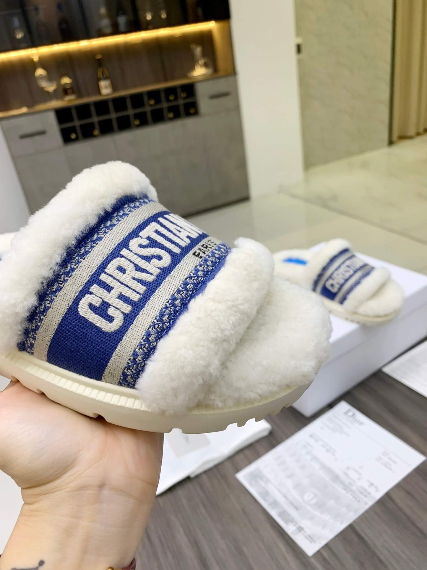 Sandales compensées Christian Dior Dway en fourrure lainée bleue et blanche avec logo