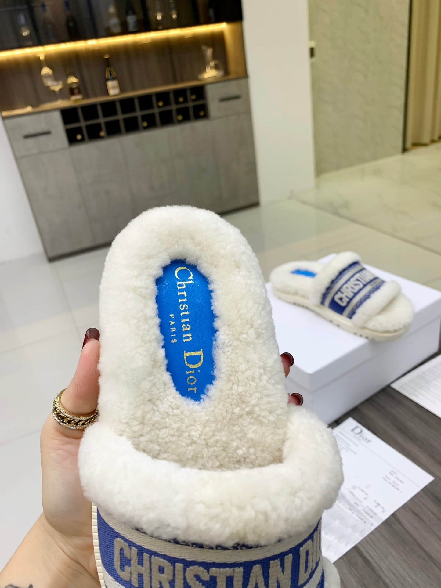 Sandales compensées Christian Dior Dway en fourrure lainée bleue et blanche avec logo