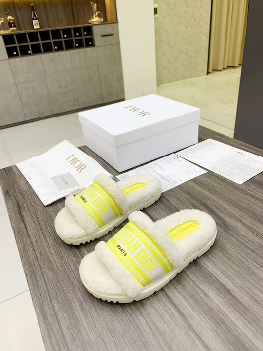 Sandalias gruesas Christian Dior Dway verdes y blancas con logo y forro de borrego.