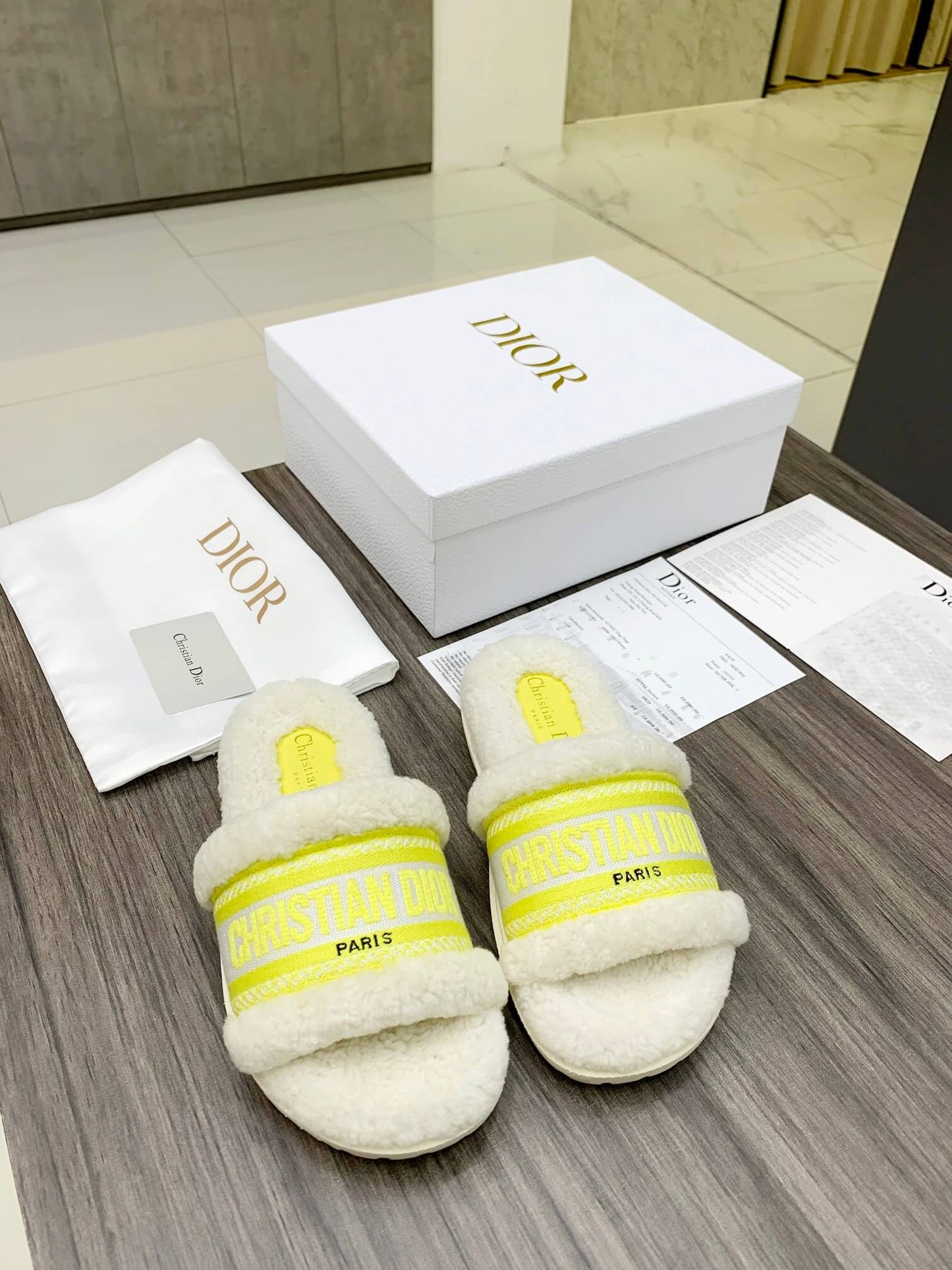 Sandale Christian Dior Dway verzi și albe cu blană de shearling și logo