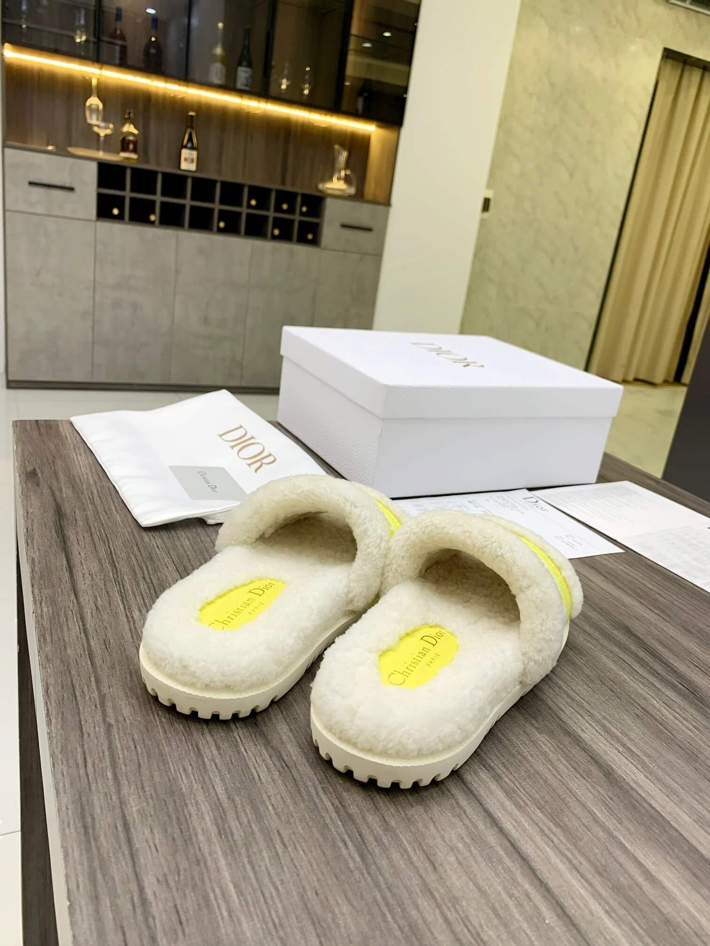 Sandale Christian Dior Dway verzi și albe cu blană de shearling și logo