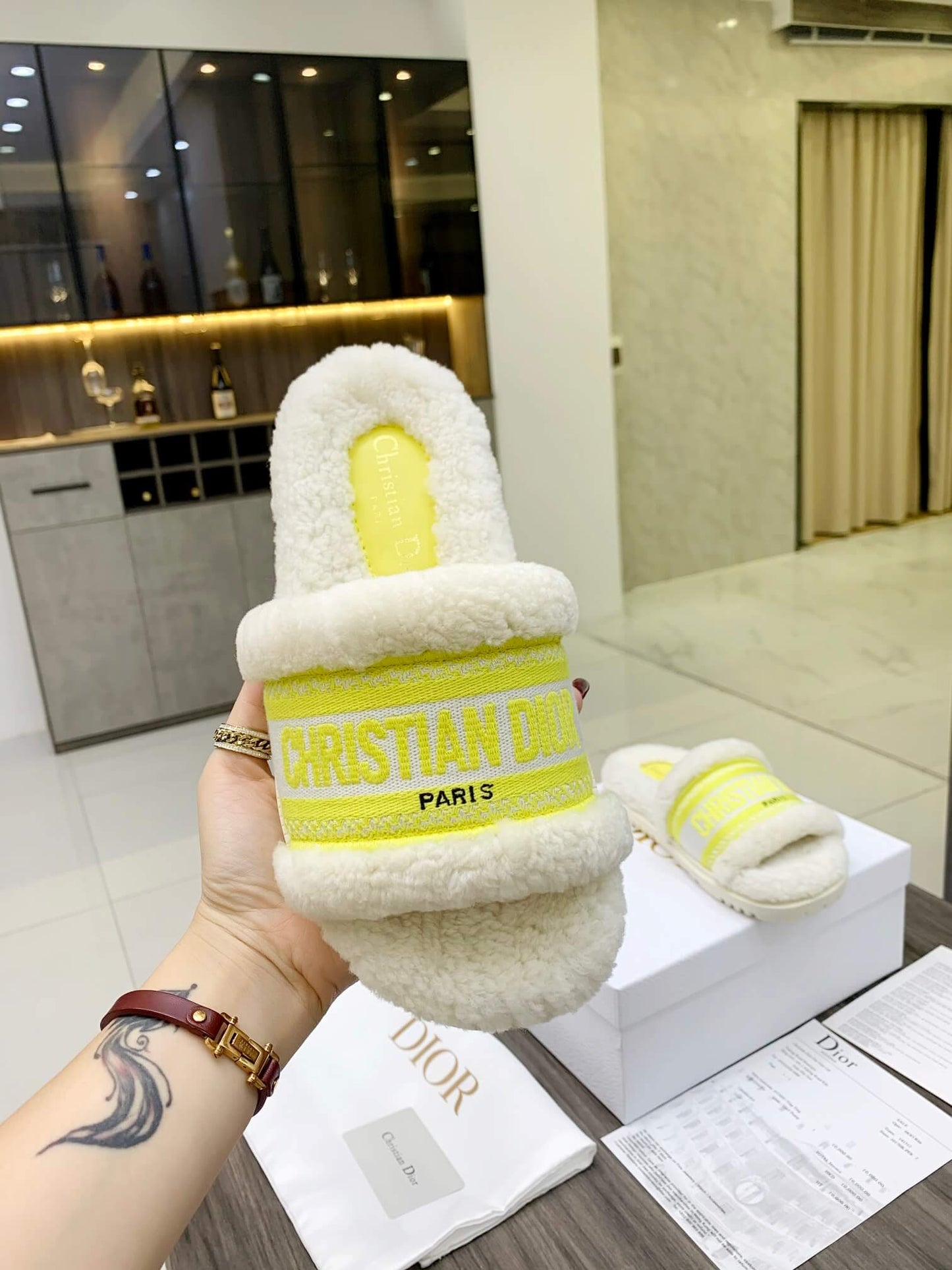 Sandale Christian Dior Dway verzi și albe cu blană de shearling și logo