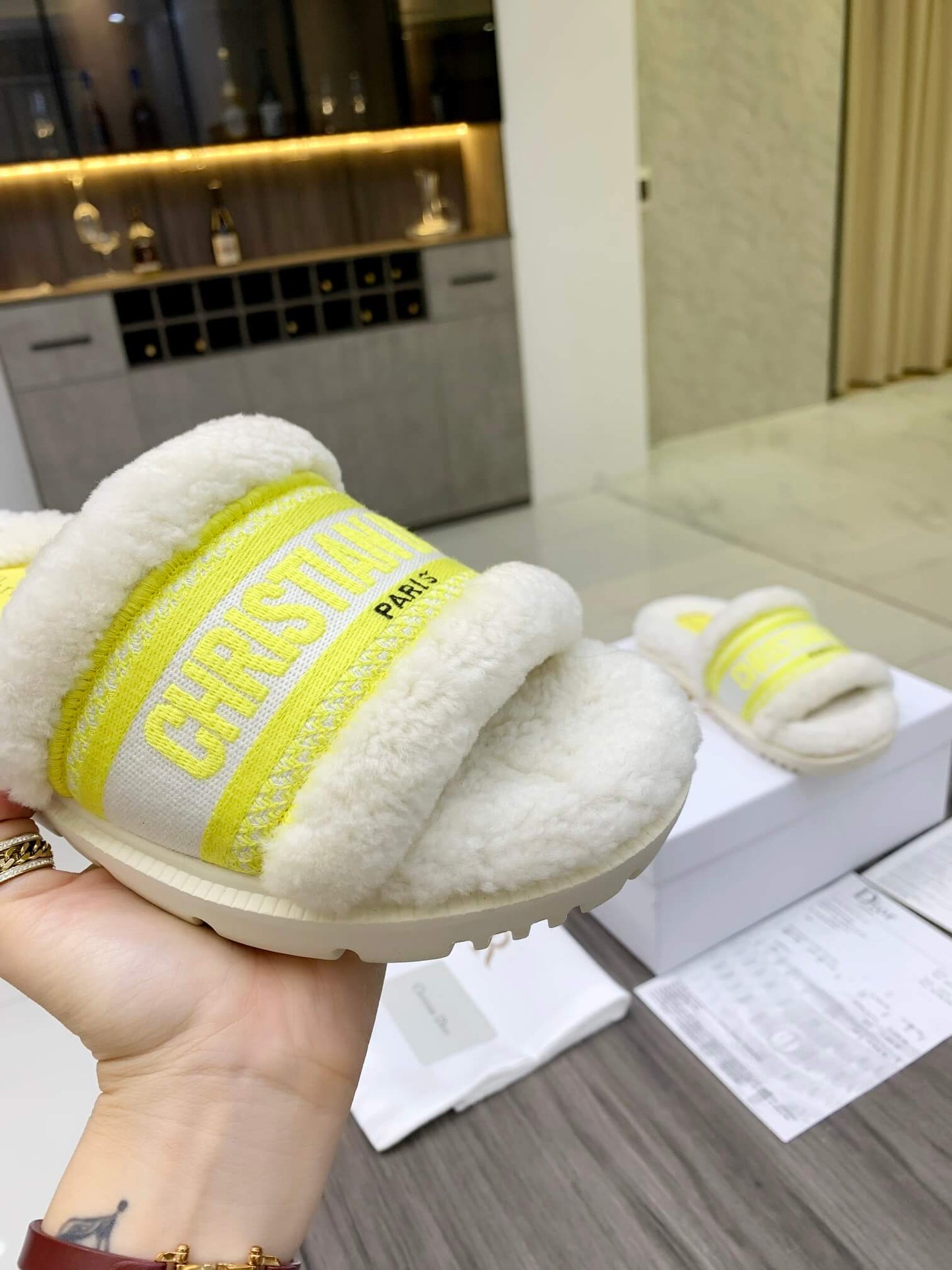 Sandale Christian Dior Dway verzi și albe cu blană de shearling și logo