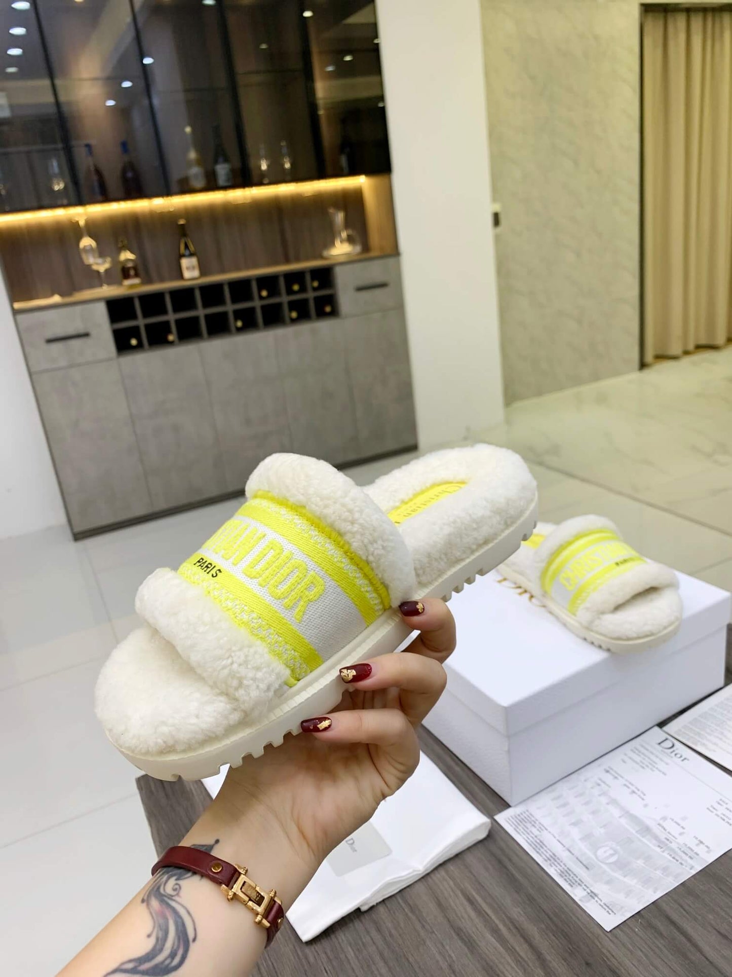 Sandale Christian Dior Dway verzi și albe cu blană de shearling și logo