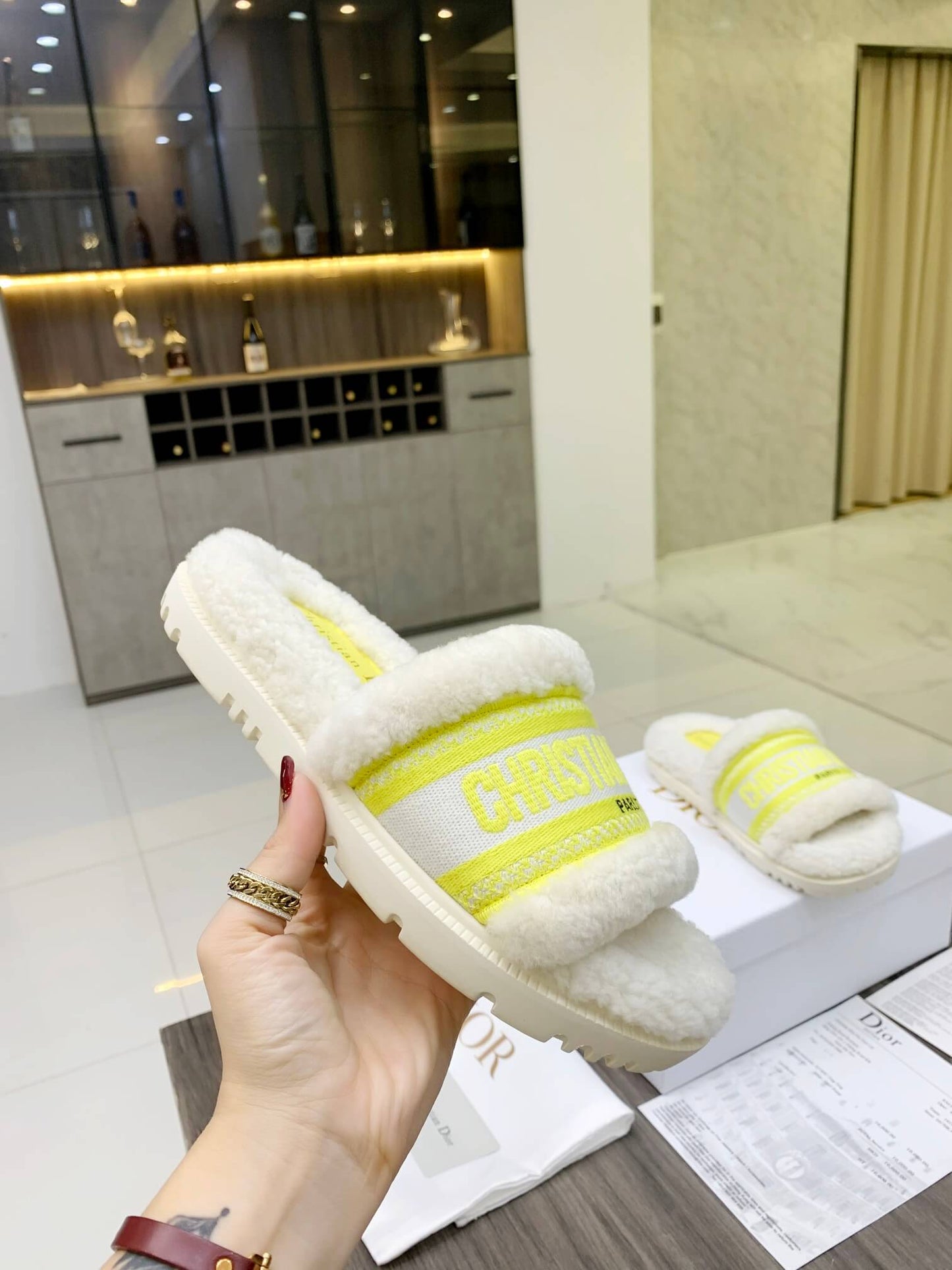 Sandale Christian Dior Dway verzi și albe cu blană de shearling și logo