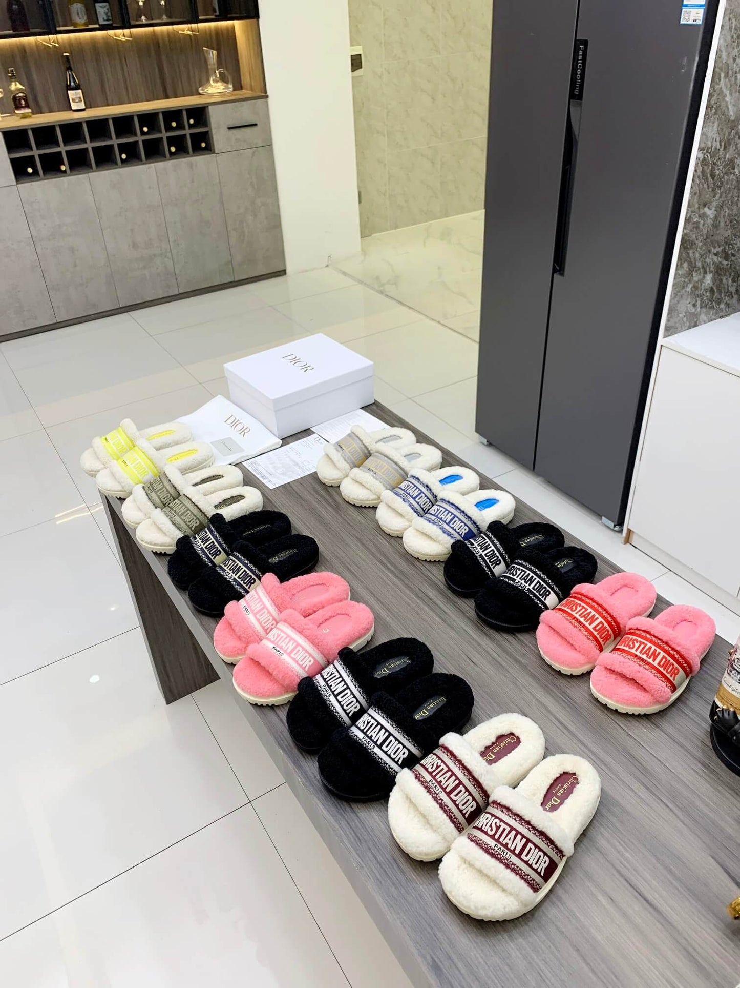 Sandale Christian Dior Dway verzi și albe cu blană de shearling și logo