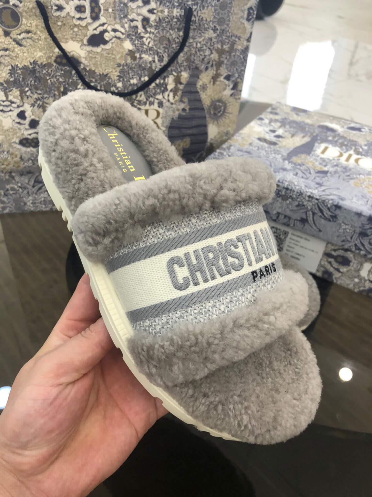 Sandalias gruesas con logo y forro de piel de oveja gris Christian Dior Dway