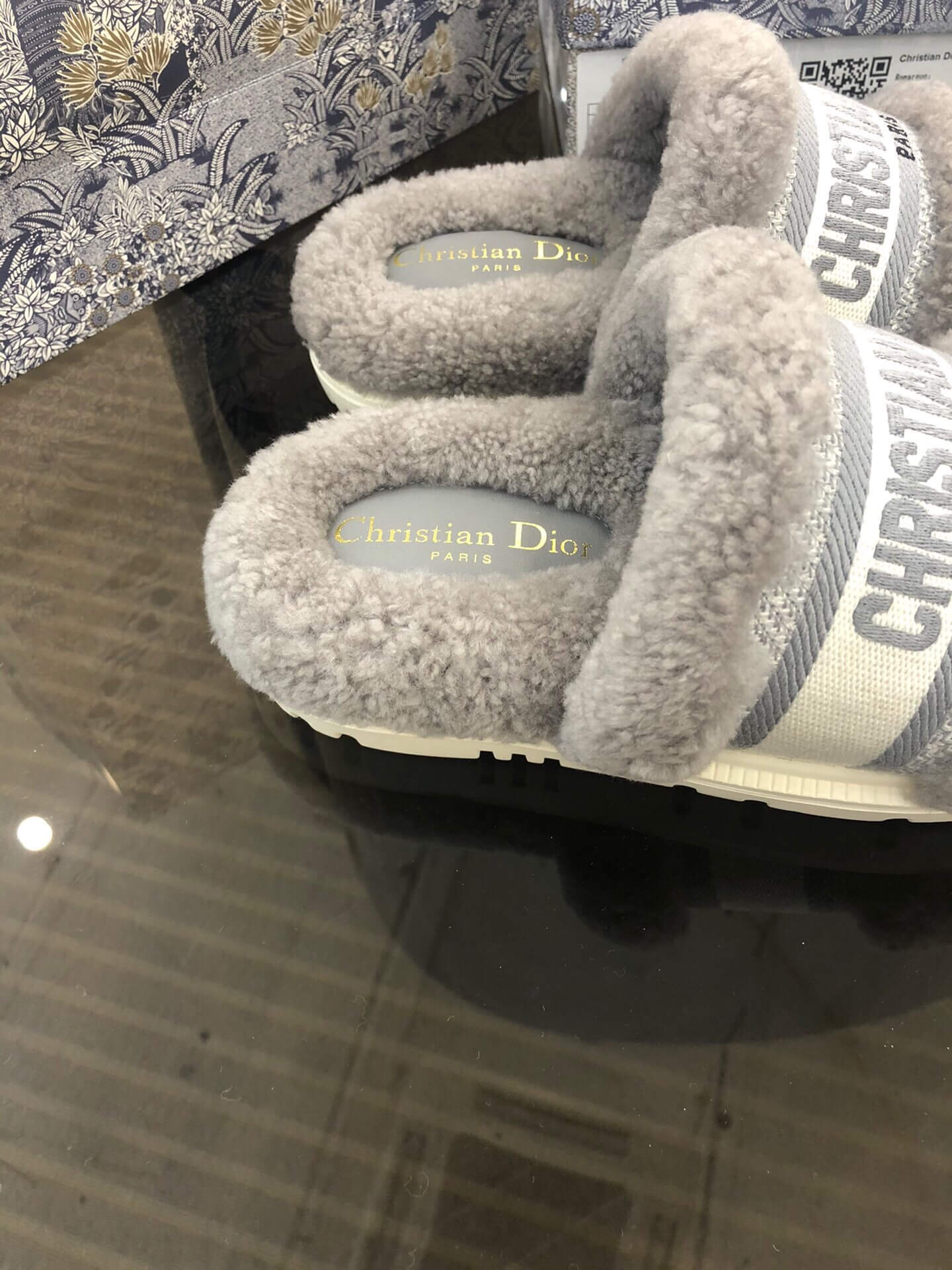 Sandalias gruesas con logo y forro de piel de oveja gris Christian Dior Dway