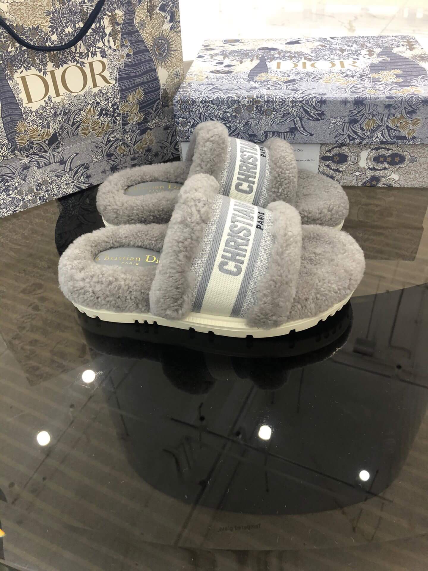 Sandalias gruesas con logo y forro de piel de oveja gris Christian Dior Dway