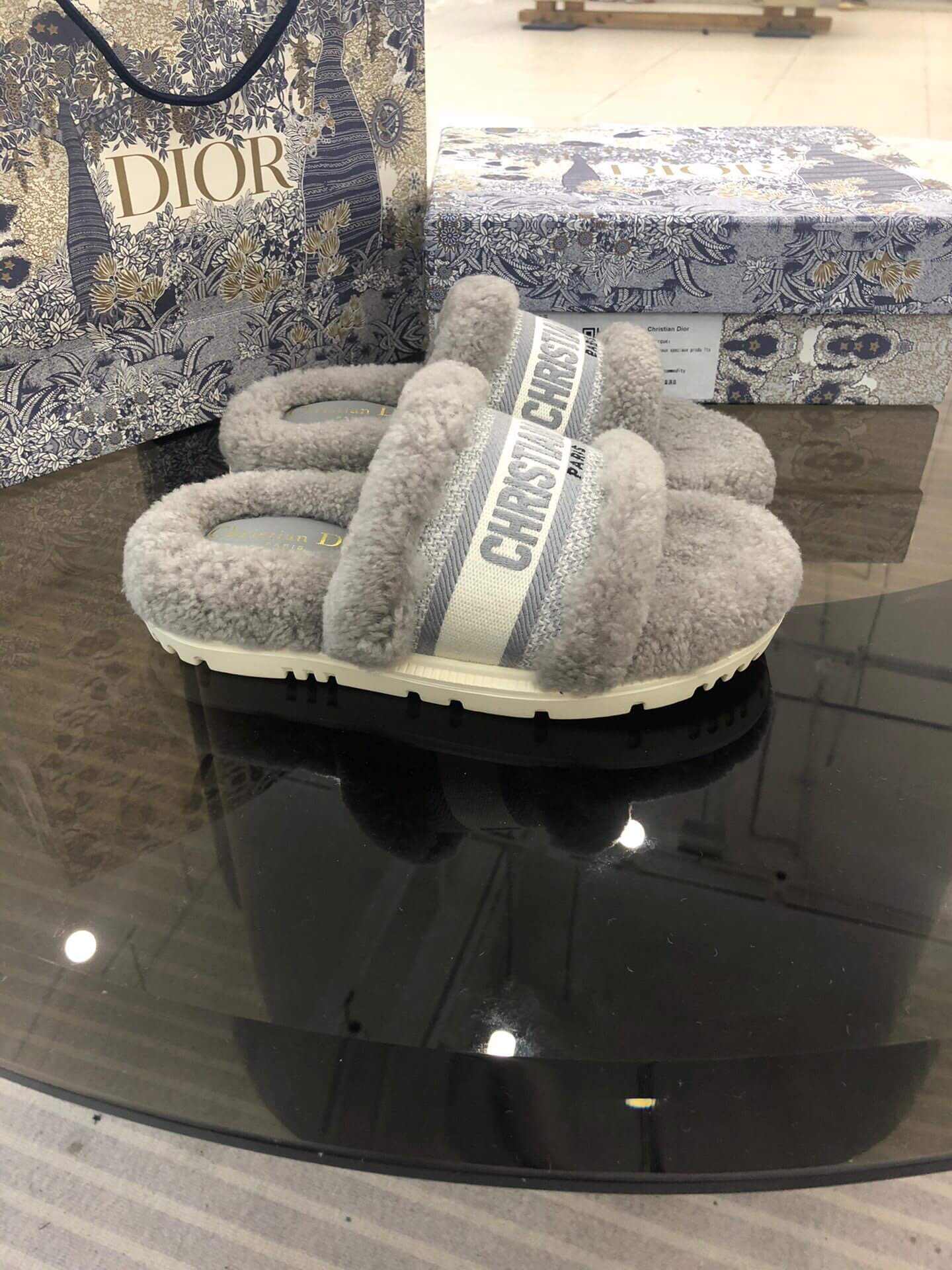 Sandalias gruesas con logo y forro de piel de oveja gris Christian Dior Dway