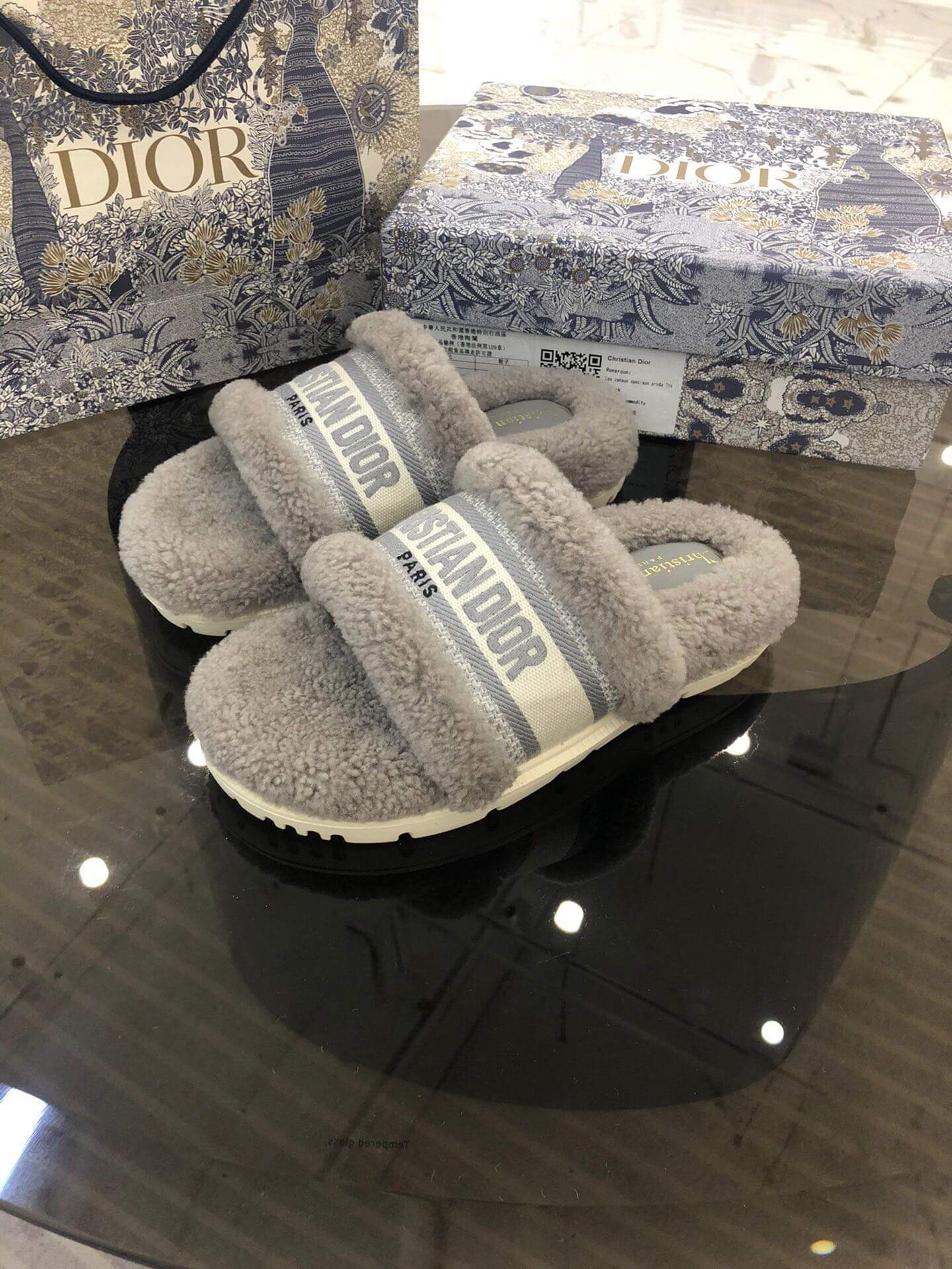 Sandalias gruesas con logo y forro de piel de oveja gris Christian Dior Dway