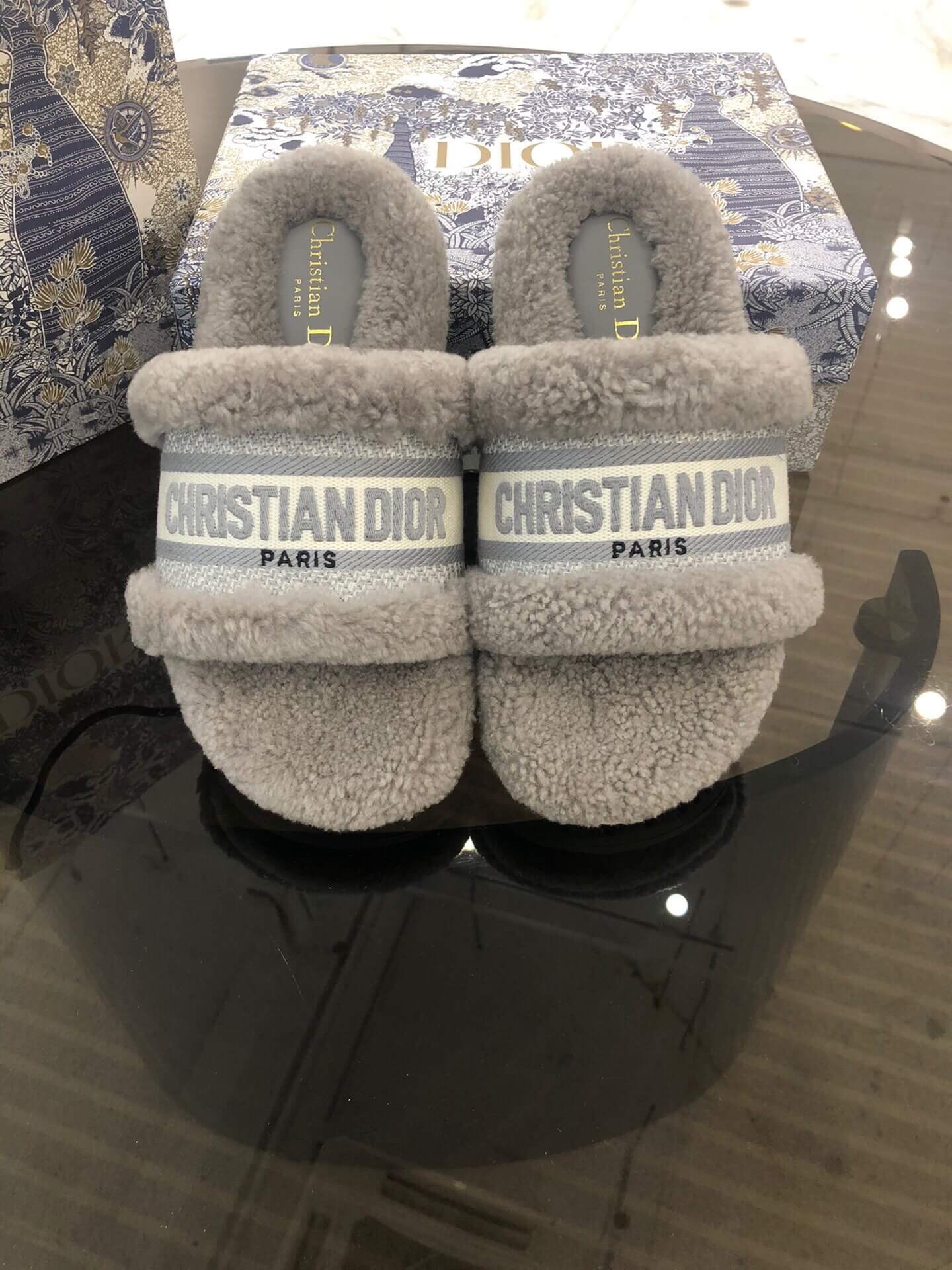 Sandalias gruesas con logo y forro de piel de oveja gris Christian Dior Dway