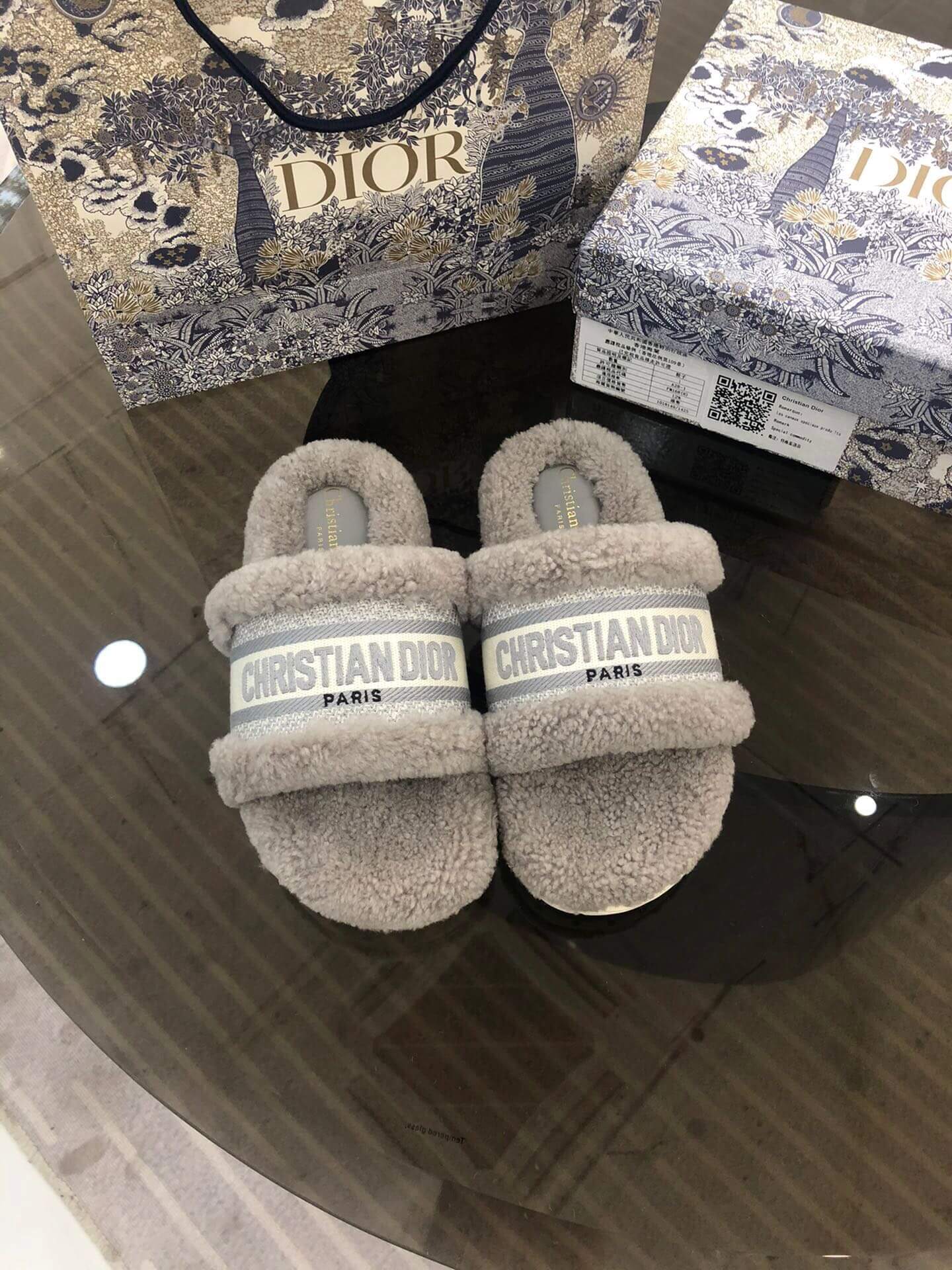 Sandalias gruesas con logo y forro de piel de oveja gris Christian Dior Dway