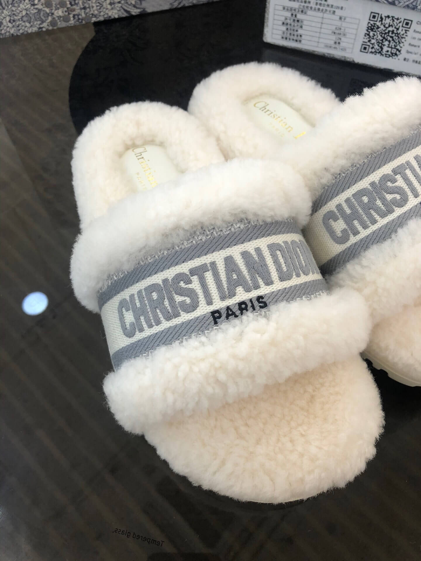 Christian Dior Dway Off-White graue Shearling-Pelz-Logo-Sandalen