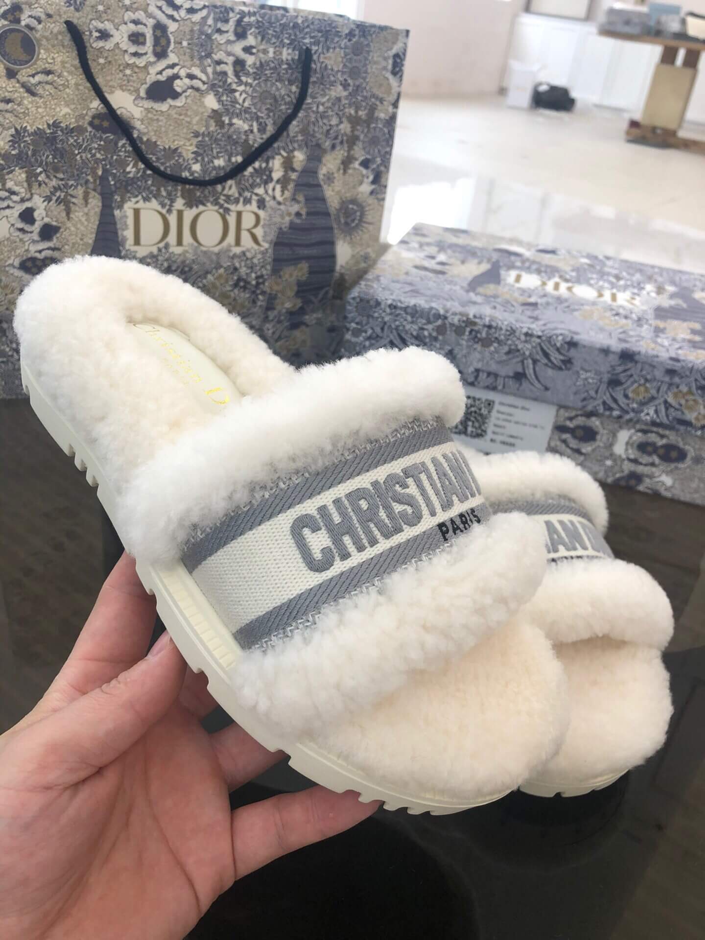 Christian Dior Dway Off-White graue Shearling-Pelz-Logo-Sandalen