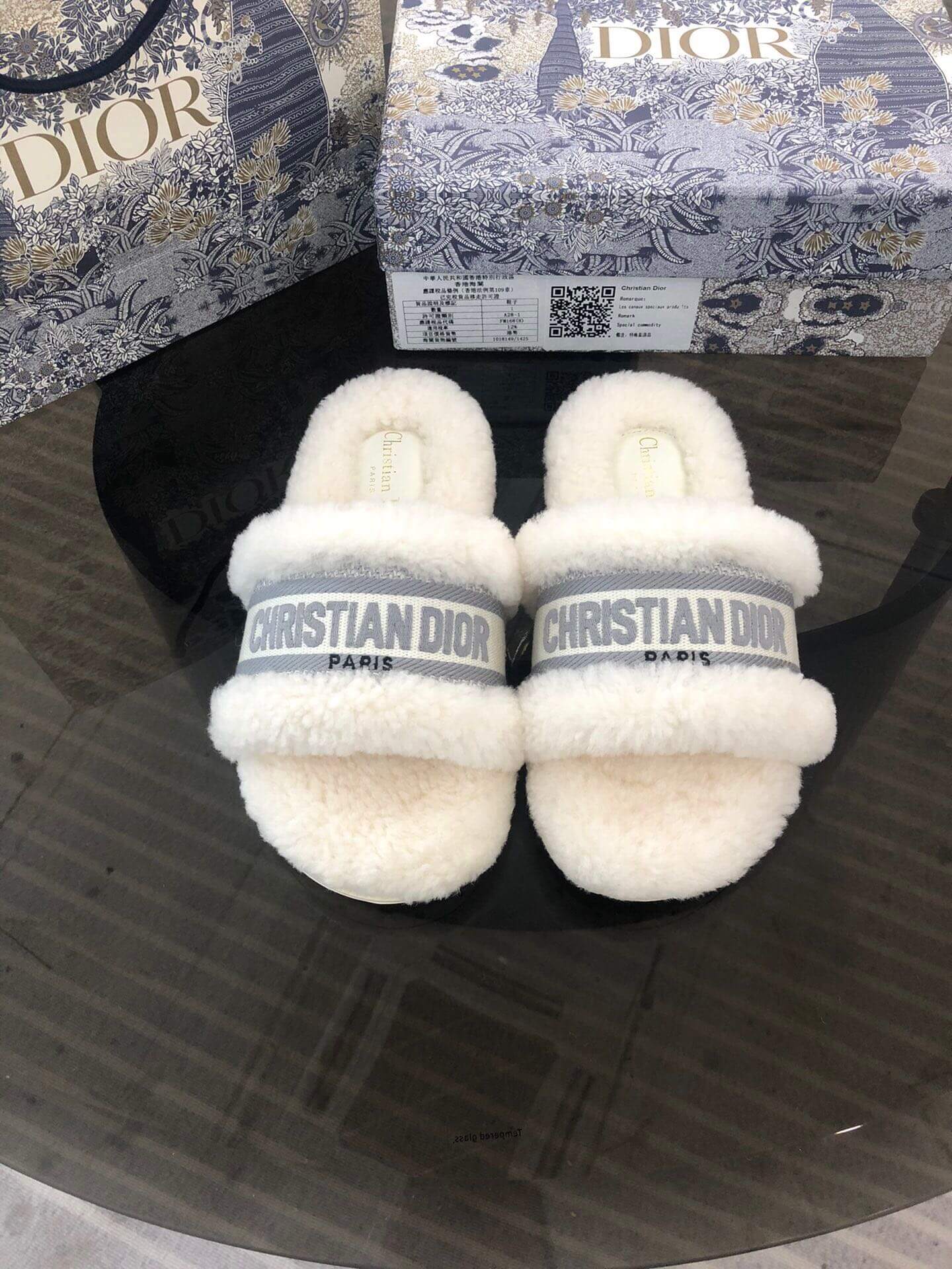 Christian Dior Dway Off-White graue Shearling-Pelz-Logo-Sandalen