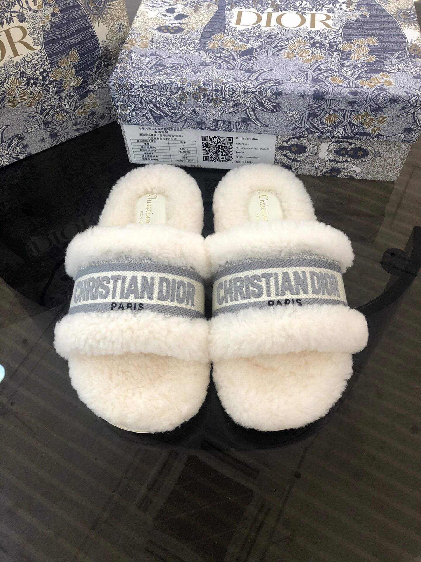 Christian Dior Dway Off-White graue Shearling-Pelz-Logo-Sandalen