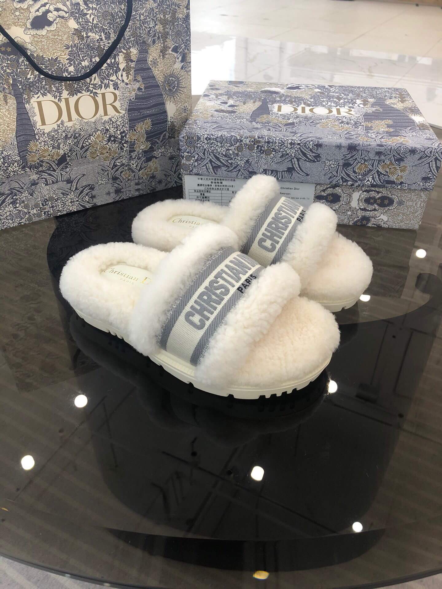 Christian Dior Dway Off-White graue Shearling-Pelz-Logo-Sandalen