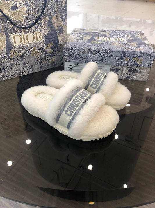 Sandalias gruesas con logo y forro de borrego gris y blanco roto de Christian Dior Dway